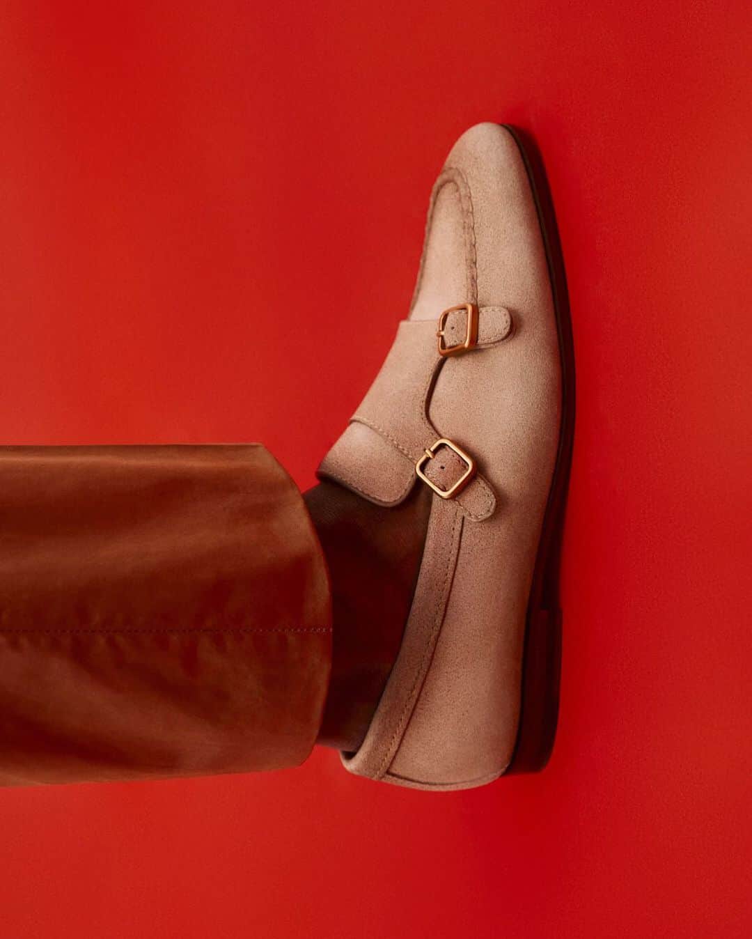 サントーニのインスタグラム：「Here where modern functionality meets craftsmanship.  Explore neutral color shades on www.santonishoes.com  #Santoni #SantoniSS23」