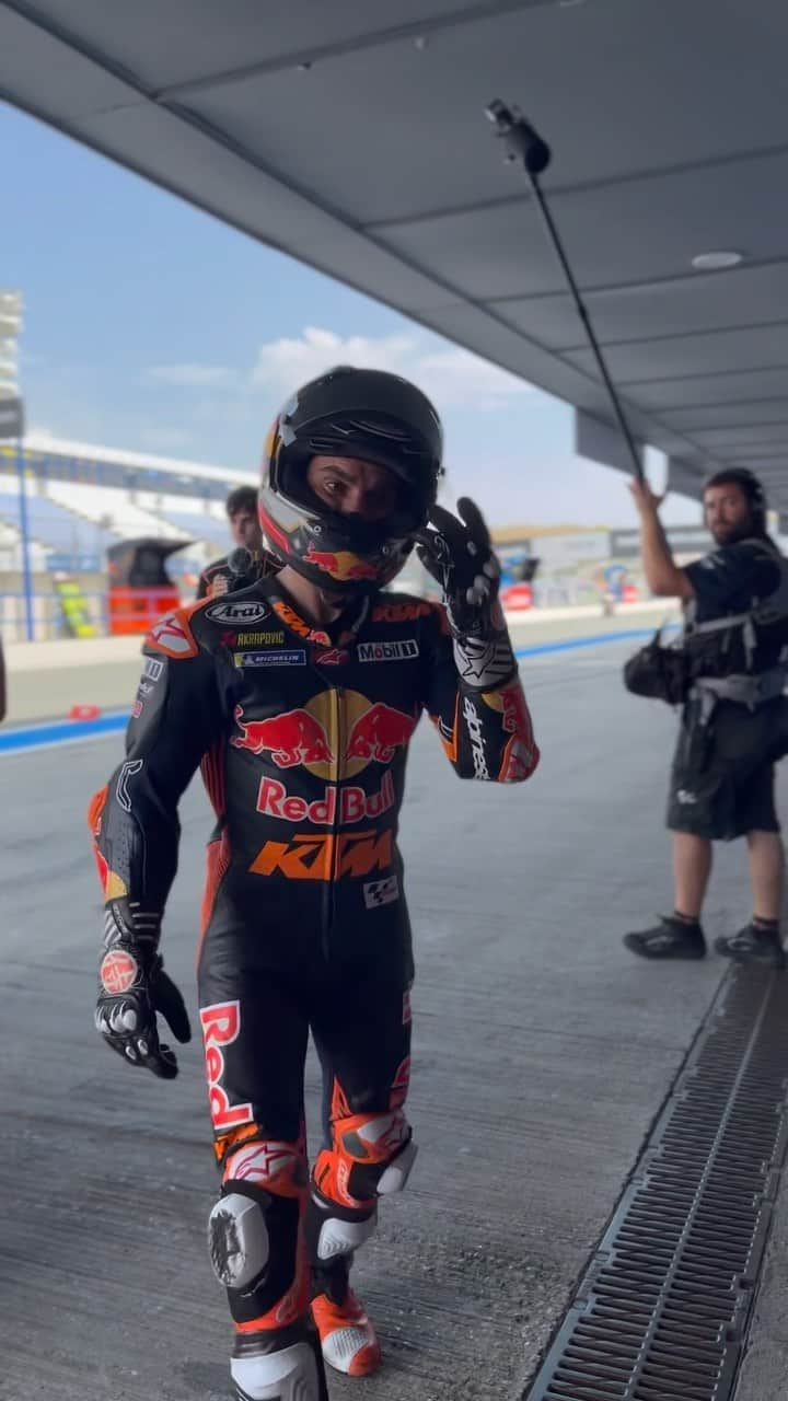 ダニ・ペドロサのインスタグラム：「Everybody likes this. The Little Samurai didn’t come here just to play. ⚔️   @26_danipedrosa top 3️⃣ and through to Q2️⃣ on HOME TURF! 🤩💪  #KTM #ReadyToRace #SpanishGP #DaniPedrosa #MotoGP」