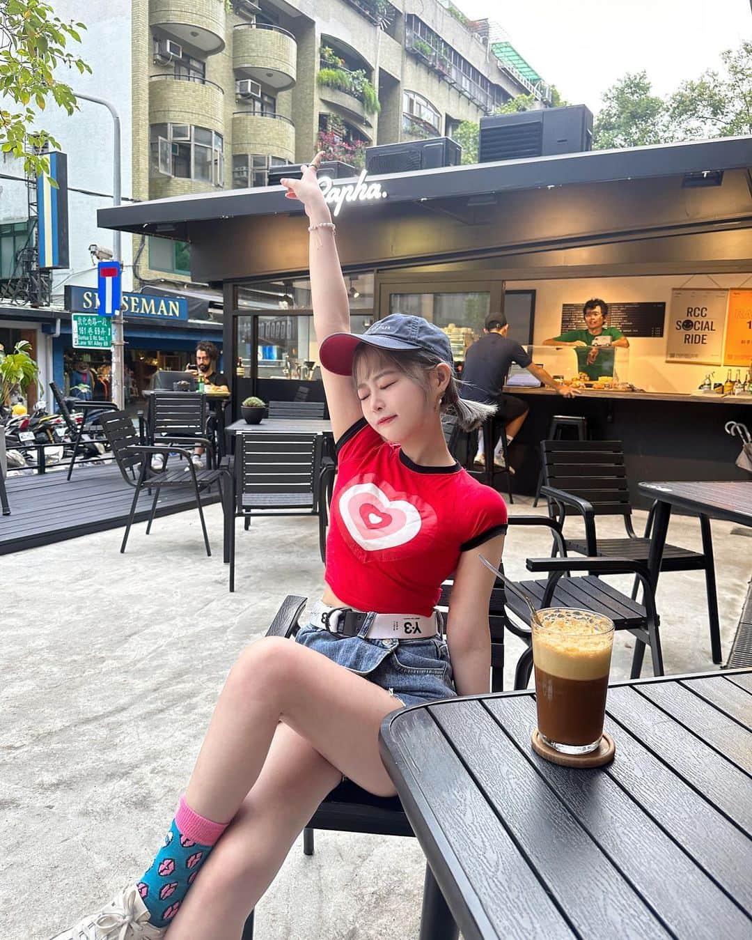 徐薇涵（Wei Han Xu）のインスタグラム：「一天又平安的過去了～ 感謝 飛天小女警 的努力💗 還好今天天氣不冷不熱 坐在戶外喝咖啡最舒服啦～ - 可愛的耳環跟戒指是 @ning3035 x @bonnyread.tw」