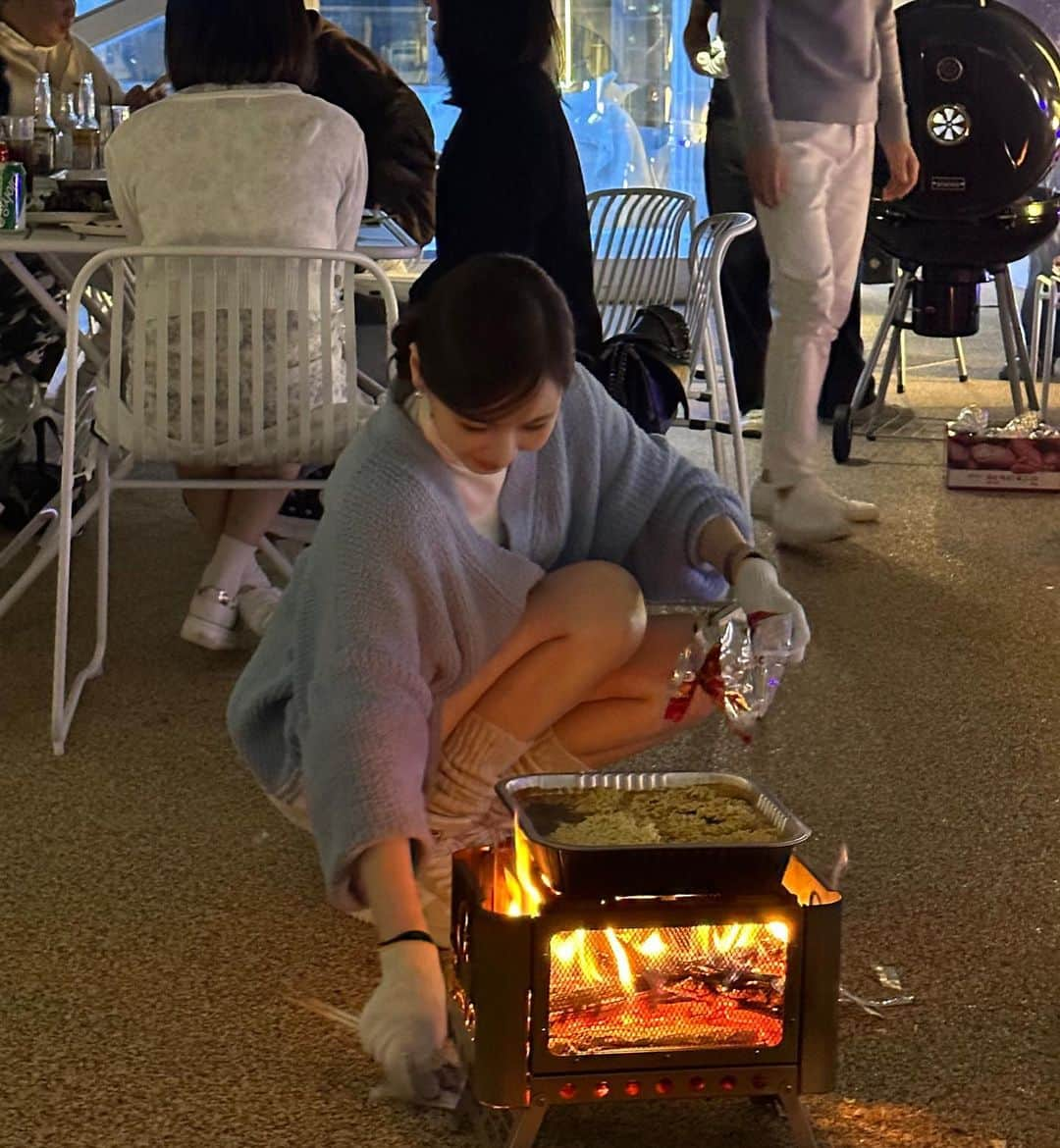 ソアさんのインスタグラム写真 - (ソアInstagram)「오늘 #나오스테라리움 미니 #바베큐파티  했어요🔥 갑자기 비가와서 급 마무리 되었지만 낭만있었다는….😍 그나저나 비오는 #루프탑 너무너무 운치있네요…?헤🙈  #압구정루프탑 #루프탑라운지 는 나오스테라리움이에요 여러분!!😆」4月28日 23時21分 - seoa_p