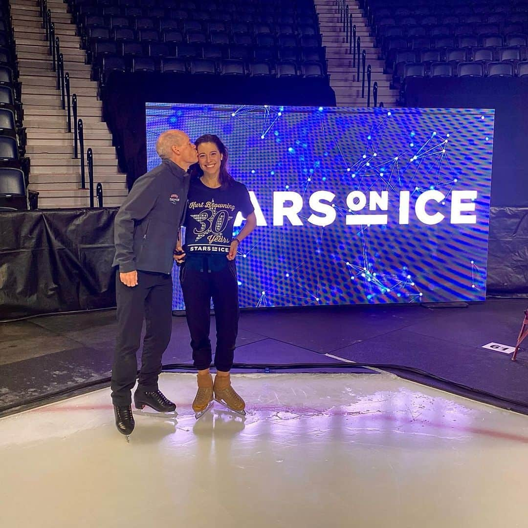 アリッサ・シズニーのインスタグラム：「First show tonight! @starsonice  @scotiabankcentre」