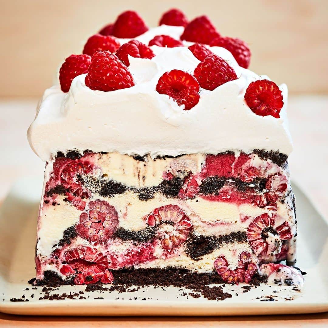 Food & Wineさんのインスタグラム写真 - (Food & WineInstagram)「Chocolate? Yes. Raspberry? Also yes. Easy? Triple yes. Basically an ice cream cake? Yes again. Snag the recipe for this stunner of a Chocolate-Raspberry Icebox Cake at the link in bio.   🎂: @annatheo, 📸: @protazio, 🥄: @chelseaczimmer, 🍽: @mr.driver_stylist」4月28日 23時16分 - foodandwine