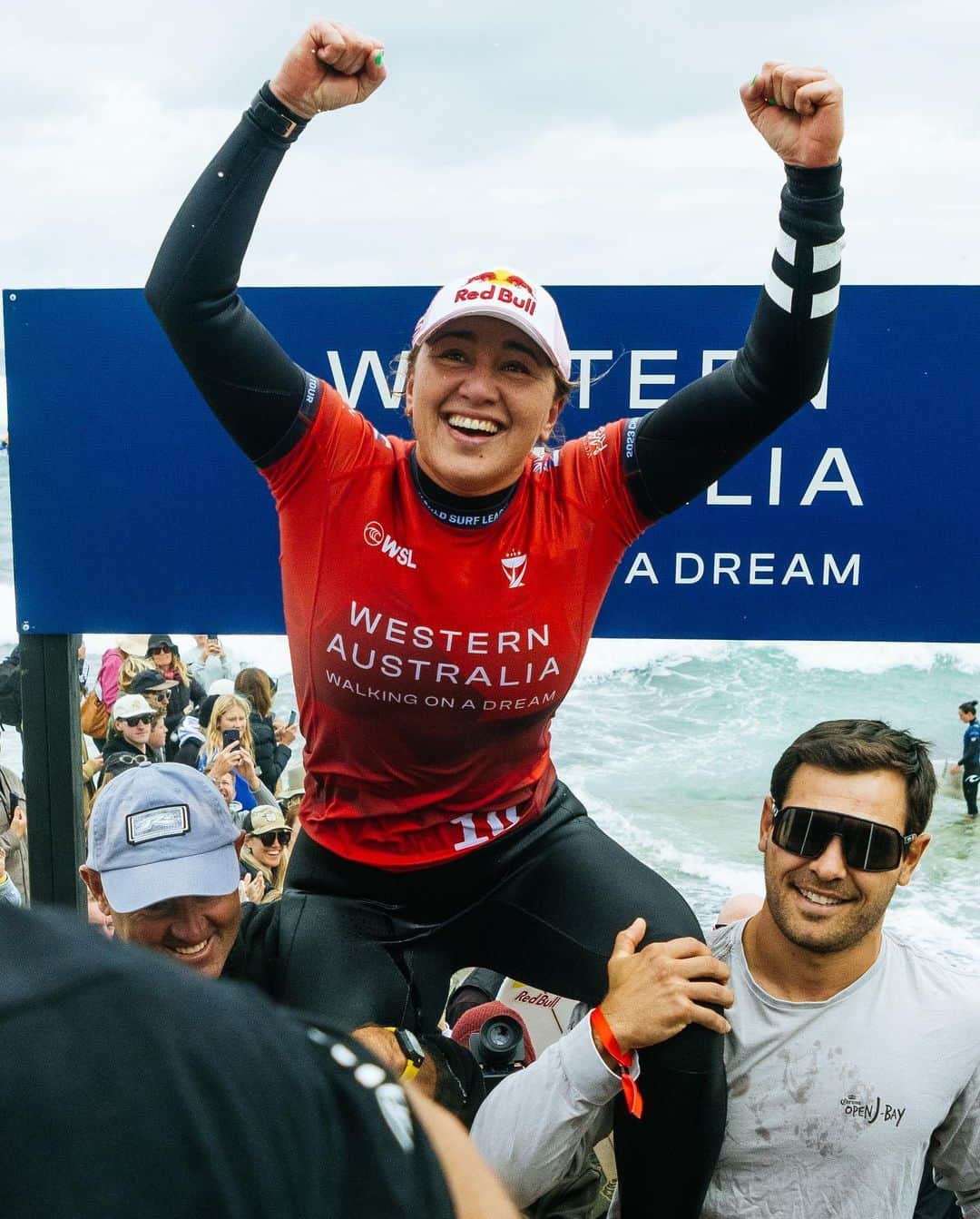カリッサ・ムーアのインスタグラム：「It’s easy to get caught up in the results, always chasing and feeling like you need to win to be happy instead of being at peace with what you already have. I was able to find the peace here in West Oz and let go of the pressure and expectation I put on myself. Felt more connected with the purpose of love and simply sharing the joy and things started to fall into place. Margaret River has always felt like home maybe because of @sheeero and @mrs_shero who welcomed me into their family ten years ago and have loved me unconditionally since. I truly enjoyed every moment in and around the event. Big thank you to my incredible team on the ground @sheeero @mitchelcaryross and husband Luke, for the belief and dedication to helping me achieve my goals. It feels so sweet to wrap up a long month away from home with a win. Huge congratulations to @gabrielmedina @tylerwright @griffin_cola 💛   Mahalo to my sponsors: @redbull @hurley @gillettevenus @matt_biolos @cpb_hawaii @ouraring @fcs_surf @gomacro @sunbum @gmchonolulu … @rominechiropractic Rick & Lisa @swellpatrol @dr.zimbra @_edoggie @chris101563 All my family and friends around the world I appreciate all your love, good energy and sweet messages. Everyone riding this wave with me, thank you🙏🏼  Pics/ @wsl」
