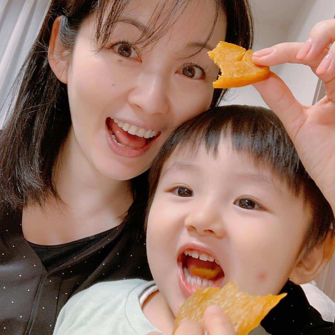 萩美香さんのインスタグラム写真 - (萩美香Instagram)「親子できんこ芋にハマりました🍠 あ、萩サンは昔からハマってます😘  #きんこ芋  #三重県 #志摩地方で古くから作られてきた干し芋を #まさか息子と食べられる日が訪れるとは #こうして三重愛のDNAは受け継がれていく」4月28日 23時17分 - mika_hagi927