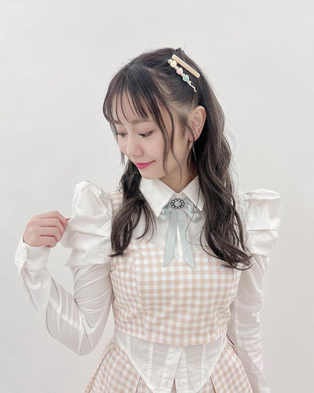 松本慈子のインスタグラム：「* オンラインサイン会での生写真の衣装はこんな感じです🪞🎀 写真だと分かりずらいけど… チームカラーになってます💛 トップスの形がすごく好み！ ビスチェもお気に入り！ 胸元のリボンも可愛い！ ピアスもピンも可愛い！  1番可愛いのは〜？☺️」