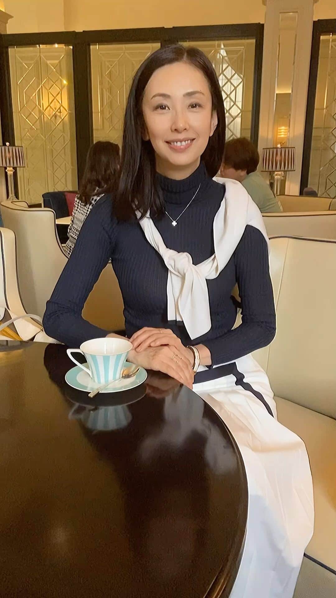 田村翔子のインスタグラム：「今日は東京ステーションホテルのラウンジで打ち合わせでした😊 こちらのクラシカルな雰囲気が好きでお気に入りの場所です。  いつも打ち合わせで利用していますが、一度プライベートでハイティーに来たいと思いました😊  #東京ステーションホテル #打ち合わせ#ライフスタイル#meeting#tokyostationhotel #tokyostation #田村翔子」