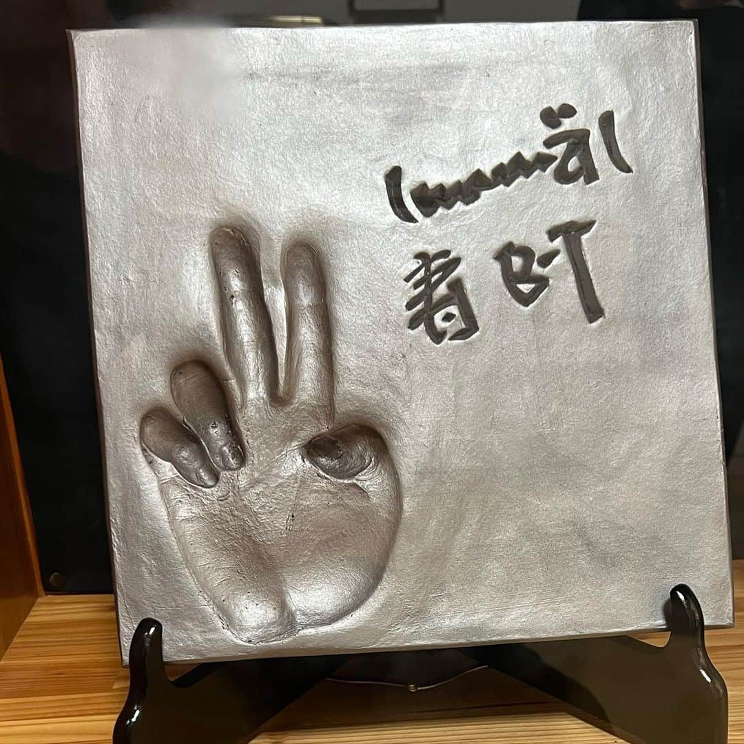 今井寿さんのインスタグラム写真 - (今井寿Instagram)「#✌🏻 #✋🏻 #手型 #藤岡市  ありがとうございます。  見てきました。  道やら何やら風景が色々と変わっていて、 一発で、たどり着けなかった🚘💦  #櫻井敦司 #ヤガミトール #樋口豊 #星野英彦 #今井寿 #imaihisashi #guitar #bucktick #bt #✌🏻 #🌈🌈🌈」4月28日 23時20分 - bucktick_imai