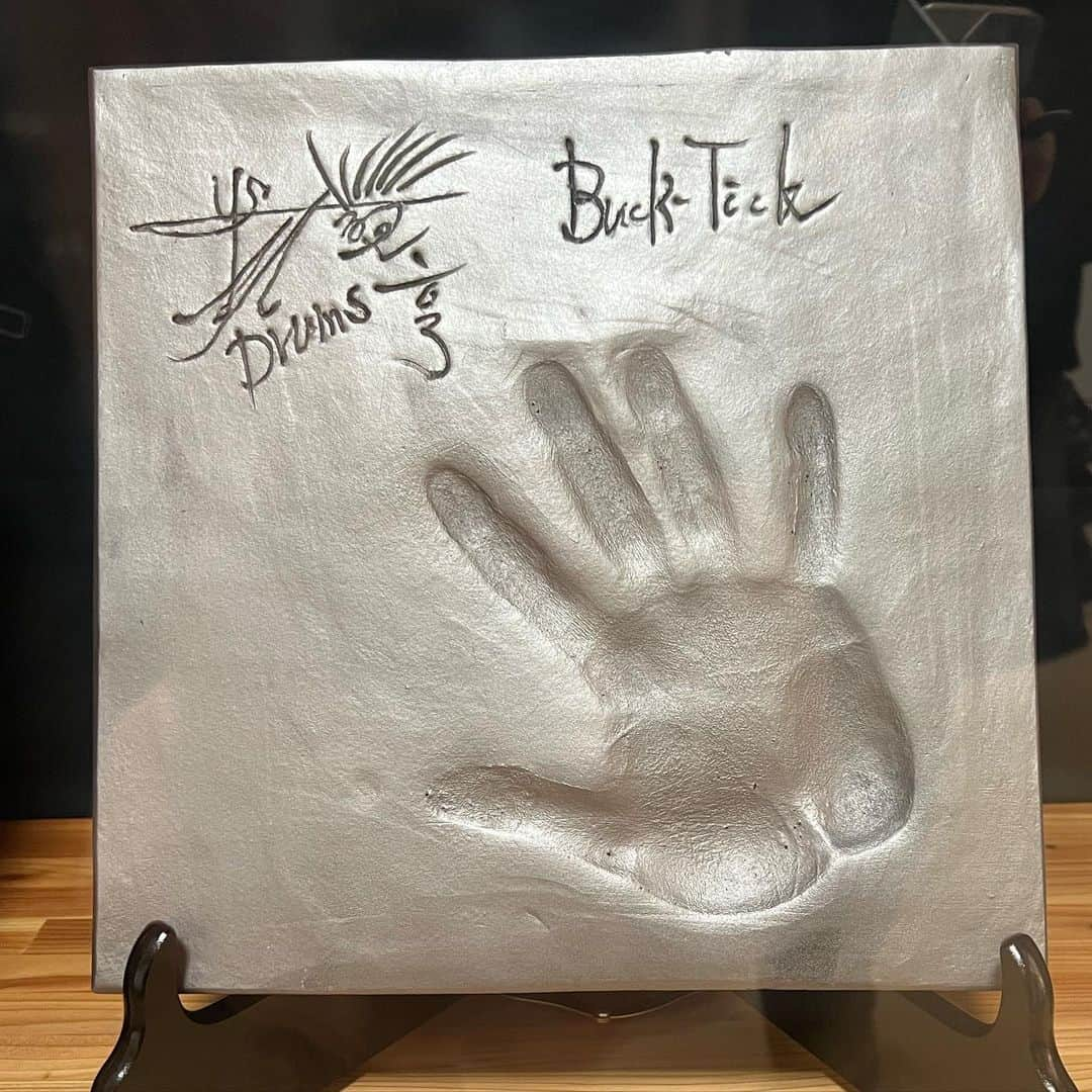 今井寿さんのインスタグラム写真 - (今井寿Instagram)「#✌🏻 #✋🏻 #手型 #藤岡市  ありがとうございます。  見てきました。  道やら何やら風景が色々と変わっていて、 一発で、たどり着けなかった🚘💦  #櫻井敦司 #ヤガミトール #樋口豊 #星野英彦 #今井寿 #imaihisashi #guitar #bucktick #bt #✌🏻 #🌈🌈🌈」4月28日 23時20分 - bucktick_imai