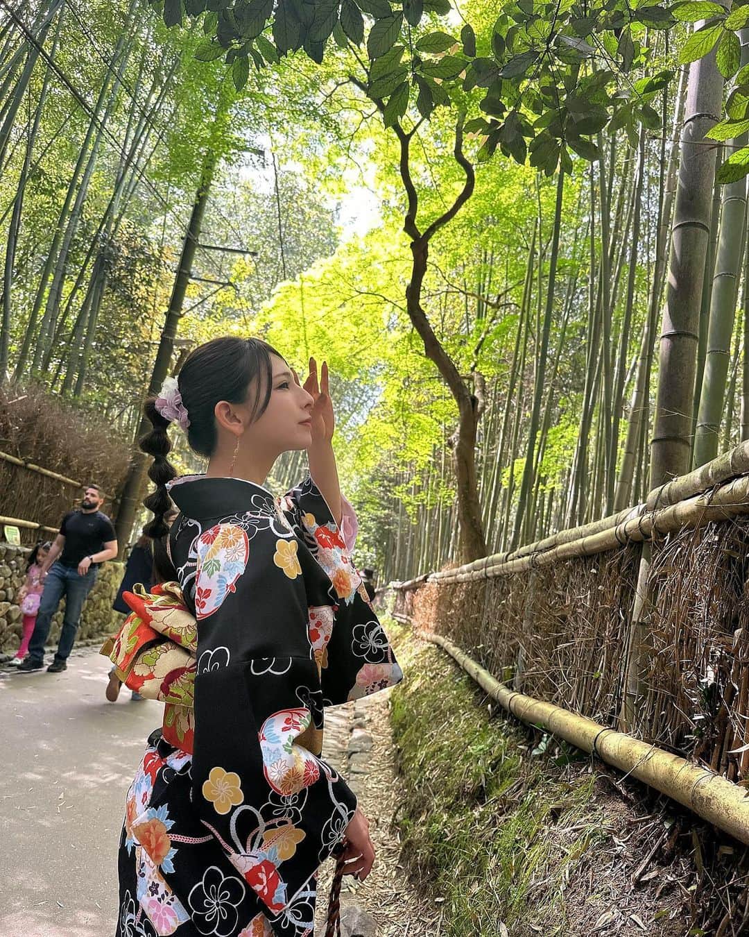 葉月美優さんのインスタグラム写真 - (葉月美優Instagram)「❥YouTube更新💕  今回はバイクに乗ってませんが vlogとして京都 嵐山周辺を散策しました୨୧ *。  着物着たり、食べ歩きしたり、行きたかったところ行ったり 見どころたくさん紹介しています♫  ぜひ見てくださいっ(*´ω｀*)  #バイク女子 #着物レンタル #京都着物レンタル #嵐山 #嵐山食べ歩き #嵐山観光 #嵐山ランチ #京都観光 #京都グルメ #着物ヘアアレンジ #着物女子 #着物ヘア #vlog #youtube #モトブログ #racequeen #レースクイーン #ファッション #bikegirl #旅行好き #食べ歩きグルメ #旅行記」4月28日 23時30分 - miu_haduki