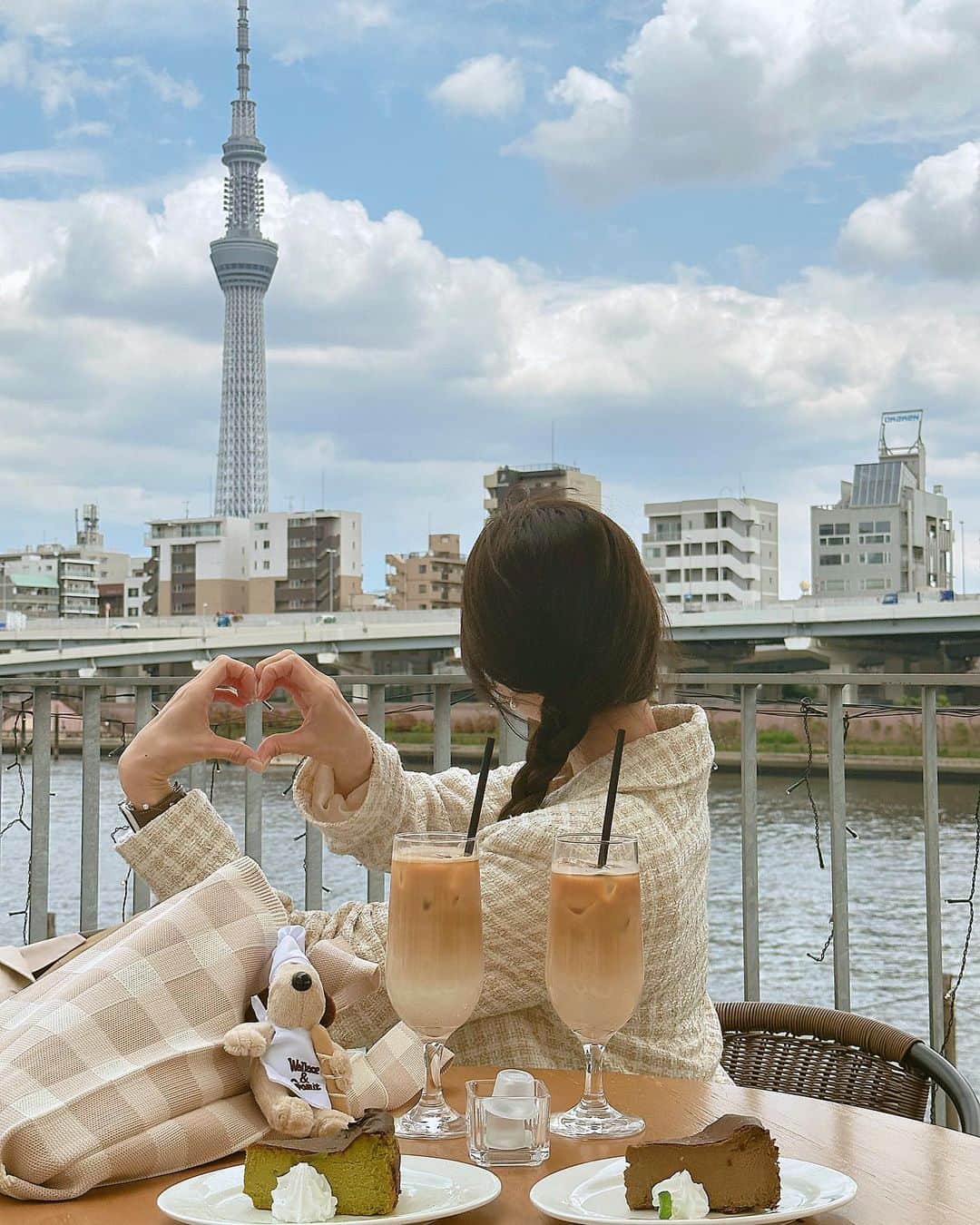 今吉めぐみのインスタグラム：「♡tokyo cafe♡ ⁡ スカイツリー眺めながら カフェTIME☕️ @asg_kawadoko ⁡ ここのバスクチーズ🧀 リピしたい🩷 チーズ感強すぎず、絶妙！！ 美味しかった😋 ⁡ ⁡ QRコード載せてます💡 これ見せると特典を頂けるそうなので是非🩷 ⁡ ⁡ 📍ASAGE CAFE浅草蔵前店 東京都台東区駒形2-1-5 1F 👟 蔵前駅より徒歩約1分、浅草駅より徒歩5分 🕰️11:00〜23:00 ランチタイム〜15:00 カフェタイム〜17:00 ディナータイム〜23:00 定休日/月  ⁡ ⁡ PR @asg_kawadoko #バスクチーズケーキ #あさげカフェ #蔵前グルメ #浅草グルメ #隅田川ブリューイング #隅田川テラス #asg_kawadoko #蔵前カフェ」