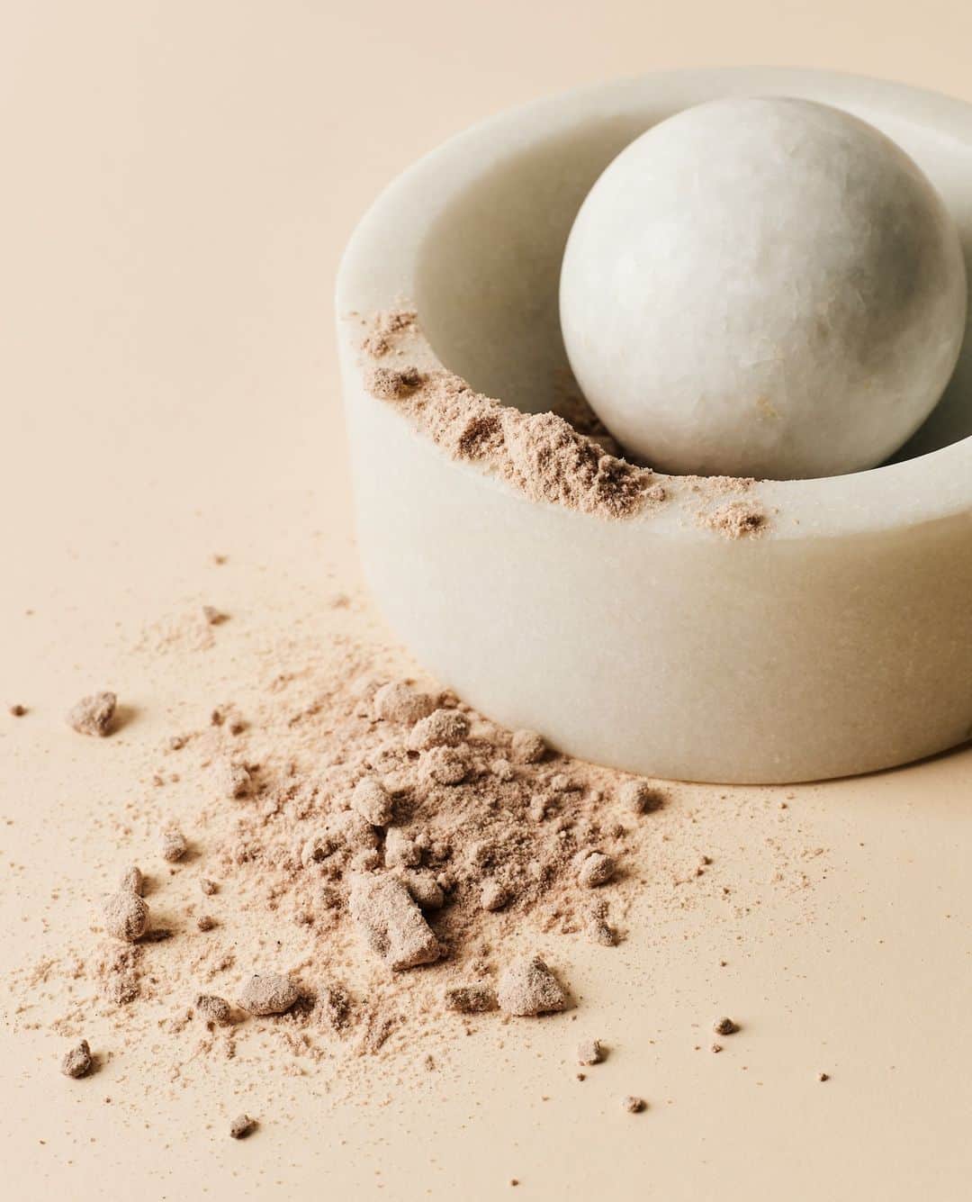 トム ディクソンのインスタグラム：「Hours of grinding in our own London restaurant @coaloffice resulted in STONE's weighty block of white Morwad marble and stone to smash, pummel, and grind spices and herbs. ⁠ ⁠ Available online and in-store now.」