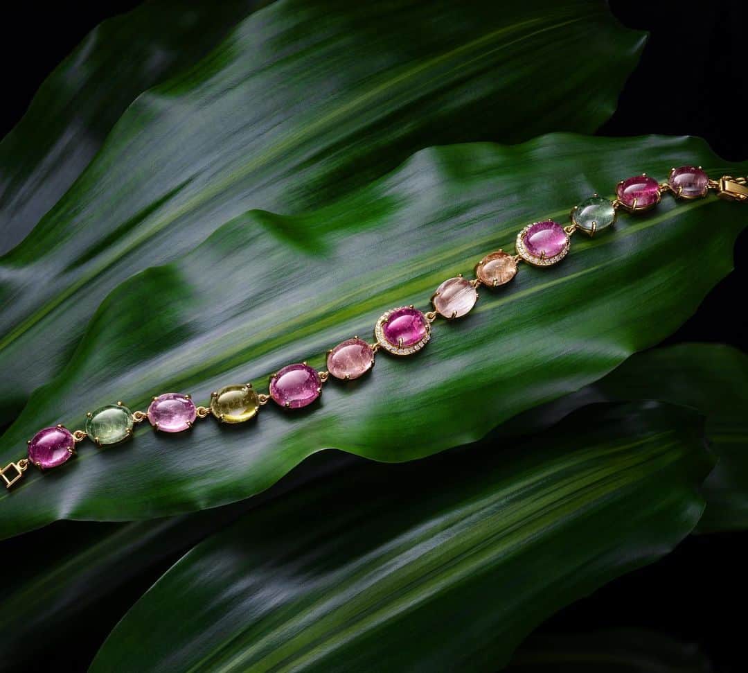 のインスタグラム：「BIZOUX VACANCES   Ultimate beauty is found in people who embrace nature as it is.   Uneven shapes, unique colors, and inclusions.How beautiful the radiance created by nature is.   BIZOUX VACANCES offers one-of-a-kind jewelry that celebrate the beauty of nature by contrasting the two sides of shine,which are sharpened brilliance and rugged natural brilliance.  究極の美しさは、ありのままの姿を受け入れた者にこそ宿る   不揃いな形、個性的な色合い、インクルージョン 自然が生み出す輝きは、なんて美しいのでしょうか。   磨き抜かれた輝きと、無骨なまでの天然の輝き。 ビズー バカンスは、二つの美しさをとじ込めた世界に一つのジュエリーをお届けするグローバルラインです。  #BIZOUX  #BIZOUXVACANCES #colorstone  #colorstonejewelry  #playwithcolor #ring #jewelry #gemstone」