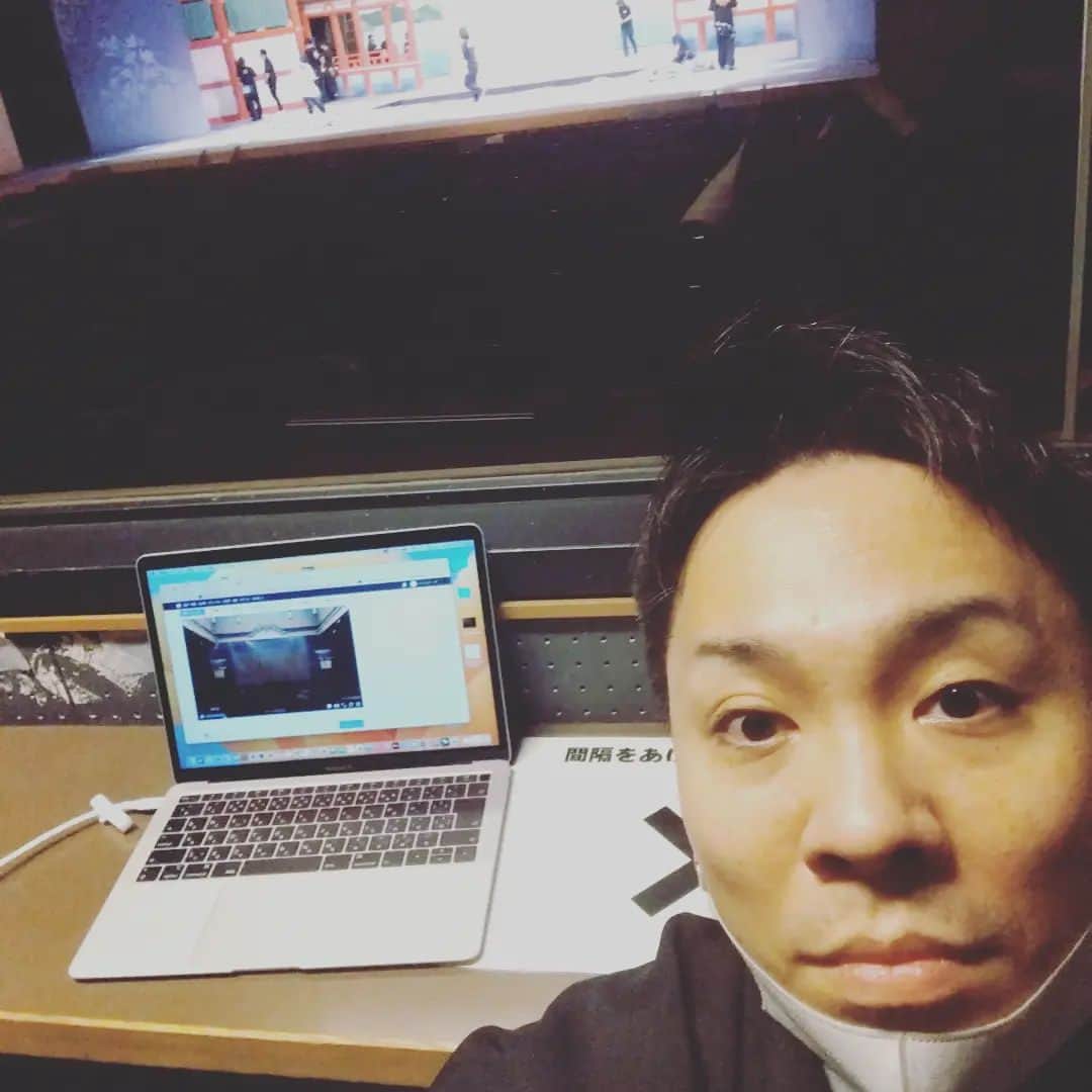 藤間勘十郎のインスタグラム：「すみません…金曜日なのにちょっとお疲れ…  人生初の超歌舞伎と明治座を同時進行で稽古する！朝は歌舞伎座の若き日の信長、中村座の鰯売と全座やったら流石に死にました（笑）モンスターの威力恐ろしや〜また初日前にライブします～すみません!」