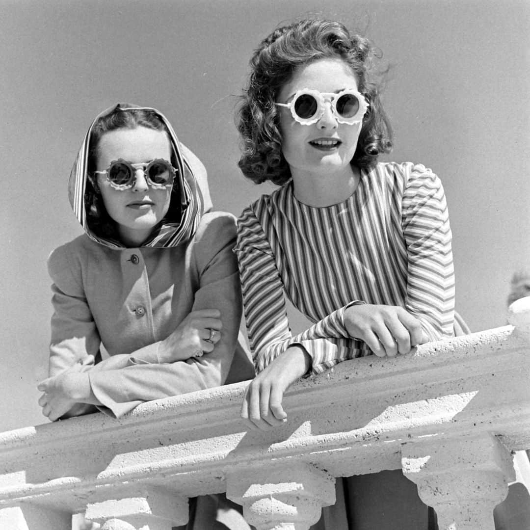 lifeのインスタグラム：「Women wearing sunglasses during a resort boom in Miami Beach, Florida, February 1940.   (📷 Alfred Eisenstaedt/LIFE Picture Collection)   #LIFEMagazine #LIFEArchive #AlfredEisenstaedt #1940s #MiamiBeach #Florida #Resort #Sunglasses #Accessories」