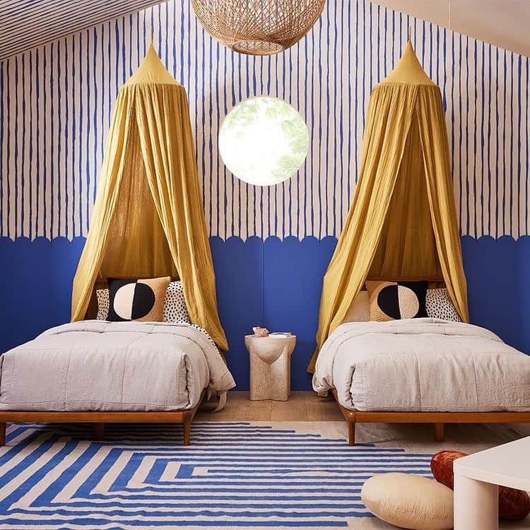 Homepolishのインスタグラム：「Designer Sarah Sherman Samuel created the most playful and imaginative kids’ space for West Elm. Via Domino photo courtesy of West Elm.  @sarahshermansamuel @dominomag  #westelm   #kidsspaces #imaginativeplay #designinspo #interiordesign #canopybed #twinbeds #joinfreddie」