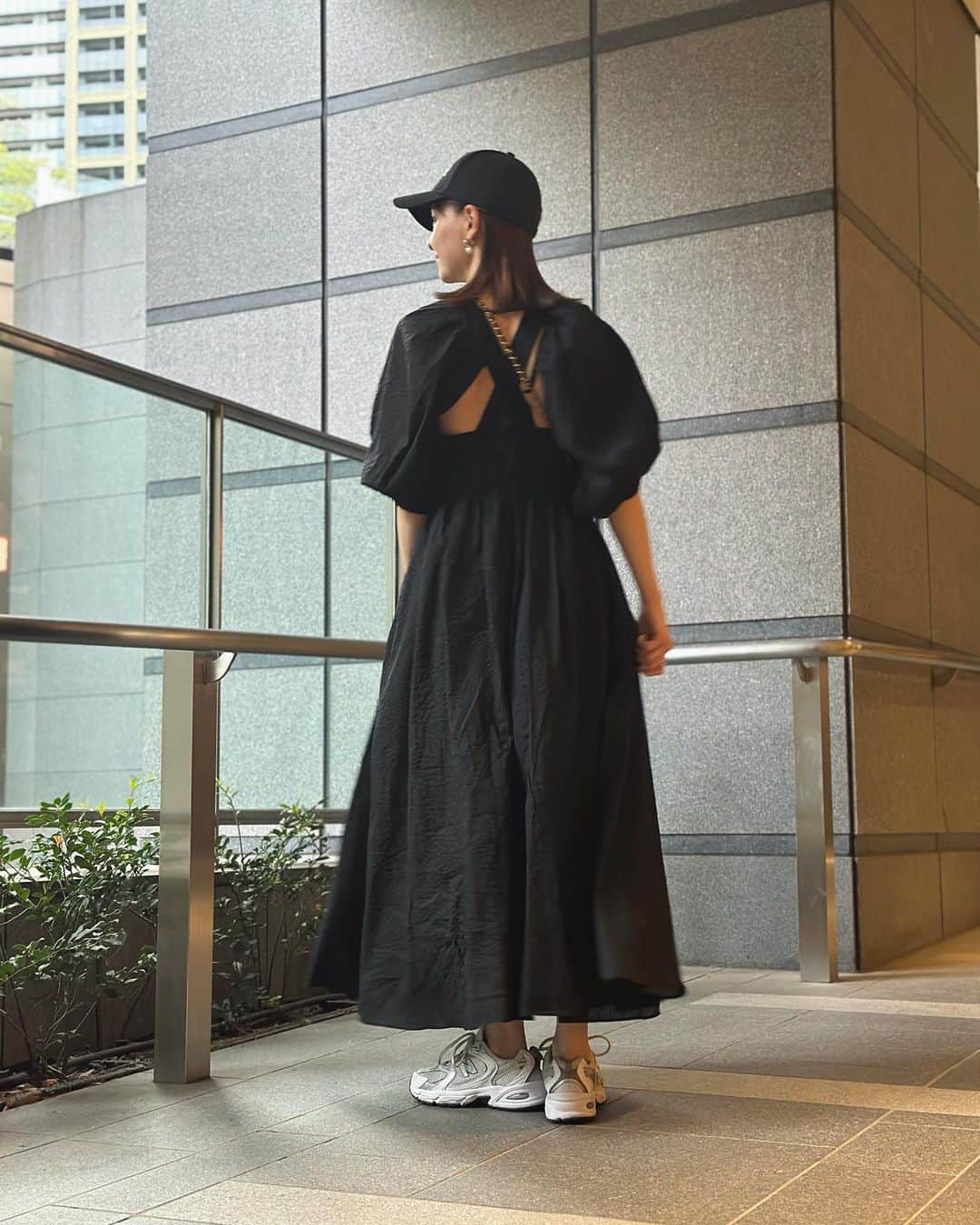 乙黒えりのインスタグラム：「バックスタイルがかわいい @jillstuart.jp 春の新作ワンピース☘️  今年もバックシャン流行ってるね！  取り外し可能なパフスリーブ付きで二の腕も隠せる優れもの。 背中はクロスになっているのでチューブトップやバッククロスのインナーで対応できると思います♪  スニーカーにキャップ合わせでカジュアルに着てみました。  #jillstuart #ジルスチュアート #靴　@newbalance #スマホカバー　@hinahina.official.ec  #スマホチェーン @shein_japan」