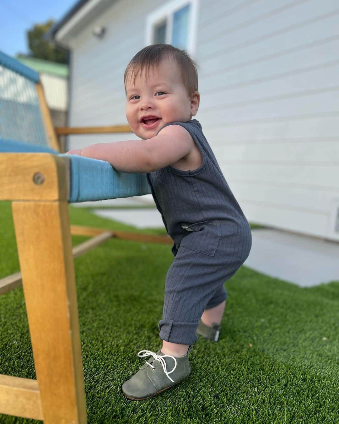 ジェシカのインスタグラム：「He is pulling himself up and will be walking so soon🍀  Thank you @piperfinn for the coolest kicks to explore the world💙  Use my discount code: JJRABONE to get 10% off your purchase ☺︎🌈」