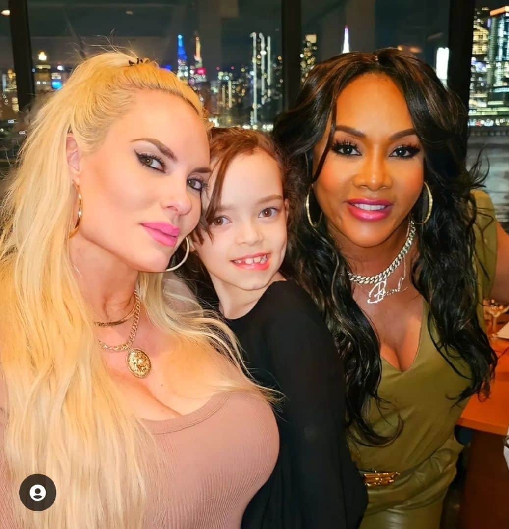 ヴィヴィカ・A・フォックスのインスタグラム：「TGIF Dawlings! Smiles & Smooches for a #FabFri pix! FUNTIMES celebrating my recent @CarShield commercials w beauty @coco & @babychanelnicole at a YUMMY dinner @molosrestaurant ENJOY ya weekend and stay bad to da bone! MUAH 😘 Rocking @aliceandolivia jumpsuit @fendi belt @simoneismith blessednecklace & @candyicejewelry #LifeIsGood #GodIsGood #Blessed #Respect #GurlPower #VivicaFoxHair #TeamVivica #TeamFox #MyGrindDontStop #LegitimateCareers #BossMoves #LoveWins #SpokesWoman #ClassicBadChicks 🔥🖤💖👸🏼👸🏽🤑🔥」