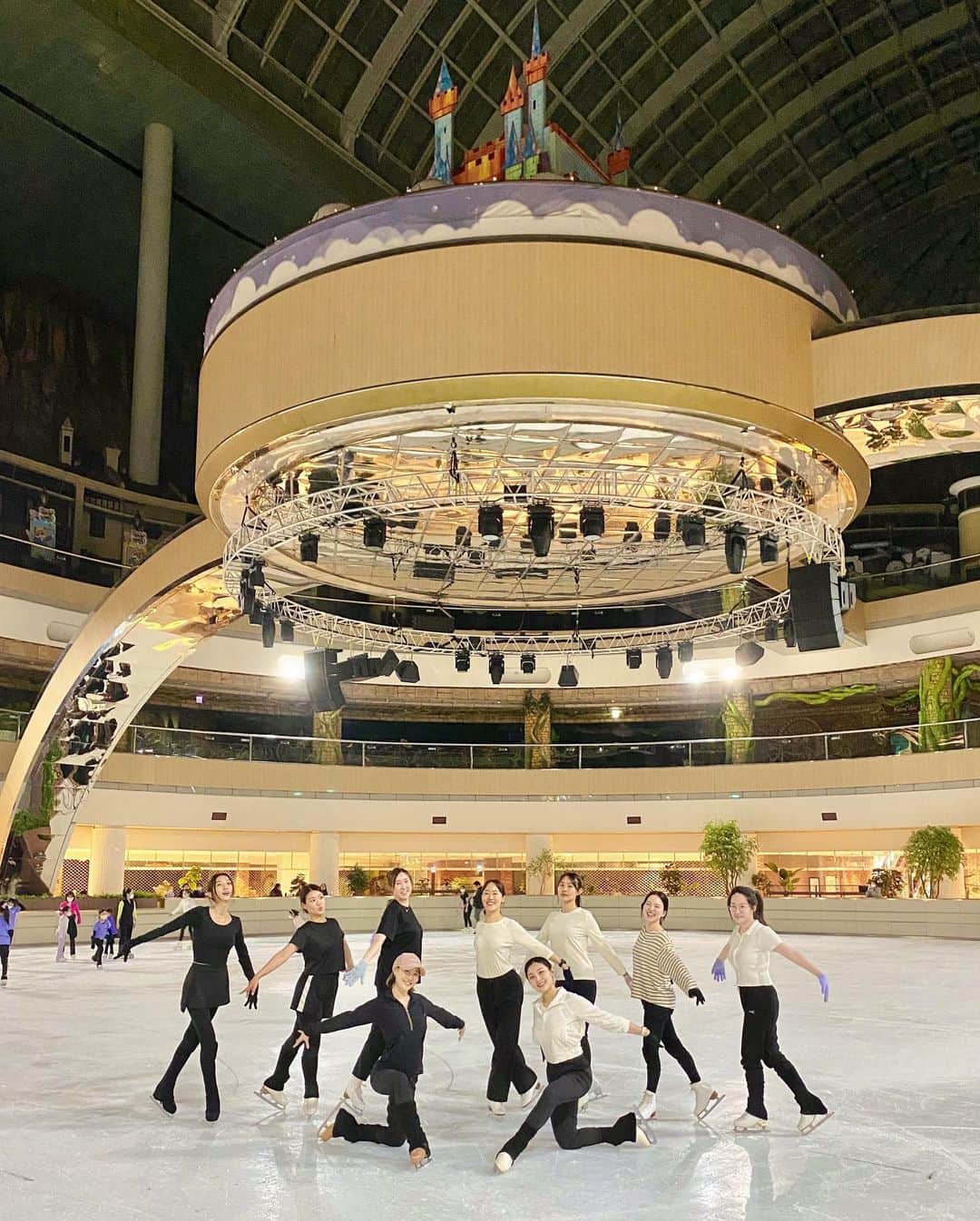 イ・ホジュンのインスタグラム：「소중한 우리 성인 취미반! 팀 킬리안🦊⛸️💕  무언가에 열정을 쏟는다는 게 정말 쉽지 않은 일인 걸 알아요.  여러분들이 계속해서 도전하고 즐기시는 모습을 보면 제가 더 열심히 살아야겠다고 다짐해요…🤪🫶🏻 멋져! 최고! 항상 응원합니다〰️💪🏻  사진에는 함께하지 못한 분들도 모두 감사합니다❤️ 소듕해!!!🥰  +) 사진은 4월 수업 마치면서, 어쩌다 보니??? 흑백으로 모두 입고와서ㅋㅋㅋ 백조와 흑조 컨셉으로 찍어보기🖤🤍  이번달도 함께해주신 소연쌤 고맙습니다 :)」