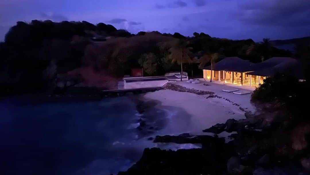 ミッシェルジョナスのインスタグラム：「#nightlights #mustique ✨✨✨」