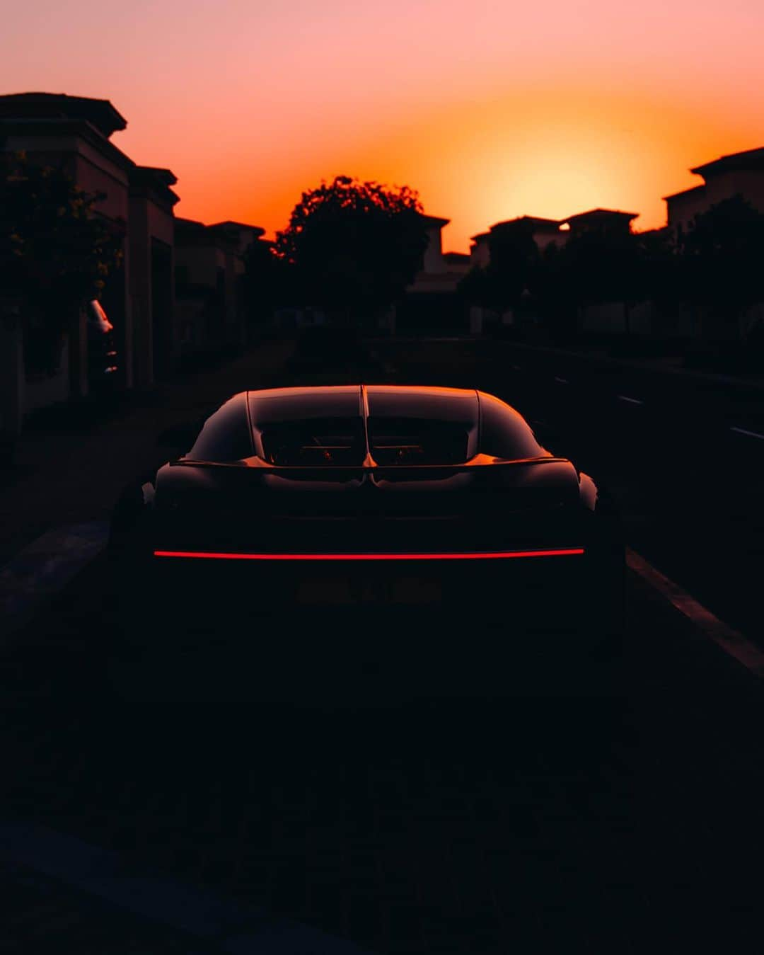 ブガッティさんのインスタグラム写真 - (ブガッティInstagram)「Dusk sets over Dubai. The CHIRON comes to life; its single beam tail light matches the ambience of the UAE stillness ready to take its owner on an adventure into a magical night.  #BUGATTI #CHIRON captured by: @masterkrishan – WLTP: http://bugatti.link/consumption」4月28日 23時43分 - bugatti