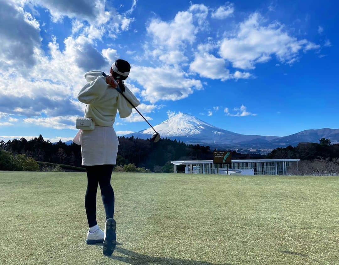 のインスタグラム：「YouTube『ゴルフとコーチと私』の最終回でした⛳️  気がつけばあっという間に一年が過ぎ去っていて思い返すと色んなことがあったなあとしみじみ🥹  ゴルフって敷居が高い気がしてなかなかやる機会もなかったけど、こんなにゴルフに夢中になれるなんて思ってもみませんでした🏌️‍♀️   コースすら回った事がなかったので対決前の2.3ヶ月は詰め込んで練習😂 ドライバーもちゃんと当たらず100しか飛ばせなかったのに飛ぶようになってきて。。気がついたらハマってました🤣  こんないい環境でゴルフを始める事が出来て、番組スタッフさん、コーチ、かえちゃんには感謝しかありません🥲  これからも新しい趣味としてゴルフは続けていきたいと思います🏌️‍♀️🩷  ありがとうございました‪ꔛ‬♡‪」