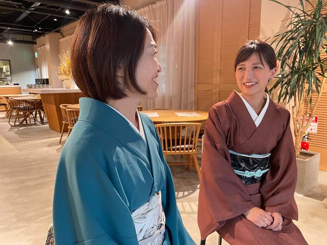 武田華奈さんのインスタグラム写真 - (武田華奈Instagram)「. 色みがとっても綺麗な着物。 帯との組み合わせ方が ラムネアイスとチョコミントのアイスのようではないですか？🍨💙🤎 ブラウンの方はよく見ると細かな点が描かれた小紋の柄になっています。  実はこちら、着付けをやったこともない私が5分で、しかも自分一人で着たもの😳 いったいどのような仕掛けになっているのか、気になった方は明日のU-dokiをごらんください𓆸𓆸 . そういえば成人式の時(細眉で盛り髪ブーム時代)に着た振り袖は10年以上実家に眠っているのかと思うと、出してあげたいなぁと着物の良さや日本文化への誇らしさを改めて感じる取材になりました。 みなさんのお家にも寂しがっている着物がありませんか？ #着物 #粋 #👘」4月28日 23時45分 - kana_takeda.19