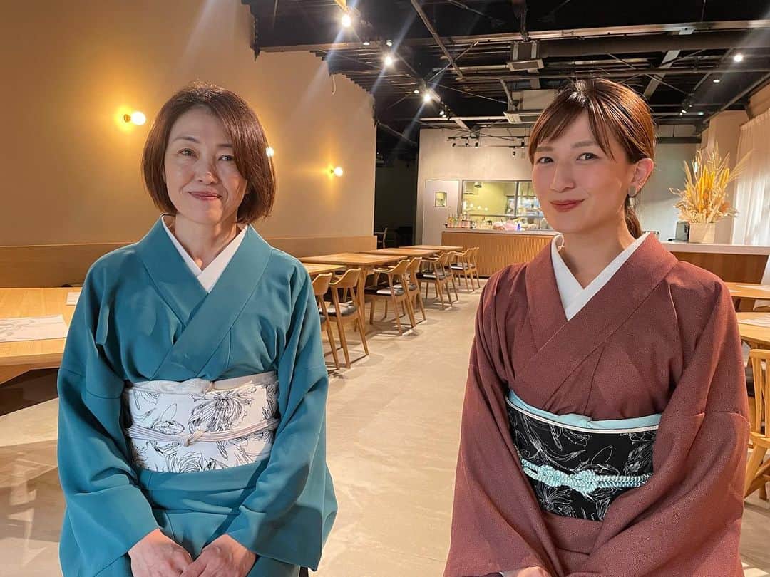 武田華奈のインスタグラム：「. 色みがとっても綺麗な着物。 帯との組み合わせ方が ラムネアイスとチョコミントのアイスのようではないですか？🍨💙🤎 ブラウンの方はよく見ると細かな点が描かれた小紋の柄になっています。  実はこちら、着付けをやったこともない私が5分で、しかも自分一人で着たもの😳 いったいどのような仕掛けになっているのか、気になった方は明日のU-dokiをごらんください𓆸𓆸 . そういえば成人式の時(細眉で盛り髪ブーム時代)に着た振り袖は10年以上実家に眠っているのかと思うと、出してあげたいなぁと着物の良さや日本文化への誇らしさを改めて感じる取材になりました。 みなさんのお家にも寂しがっている着物がありませんか？ #着物 #粋 #👘」