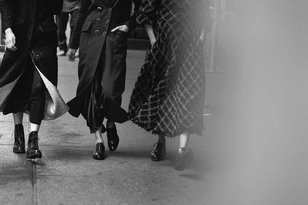 ピーター・リンドバーグさんのインスタグラム写真 - (ピーター・リンドバーグInstagram)「Remembering Karl Lagerfeld   Adriana Lima, Isabeli Fontana & Tao Okamoto, New York, 2016  #KarlLagerfeld #tributetokarl #ALineOfBeauty #LindberghStories #vogueitalia」4月28日 23時55分 - therealpeterlindbergh