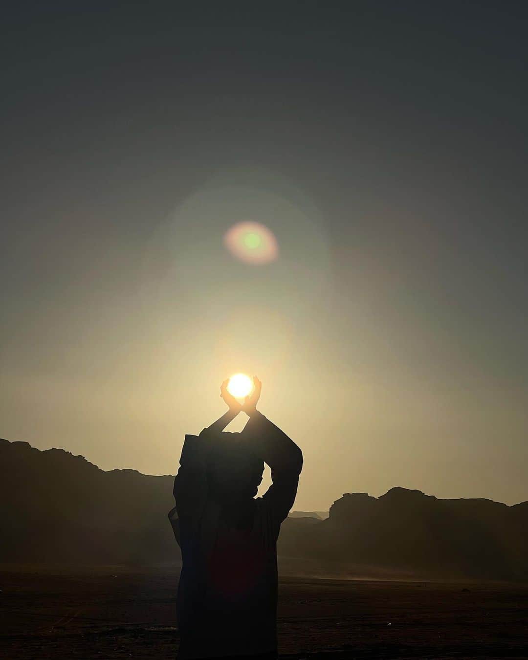 田中里奈さんのインスタグラム写真 - (田中里奈Instagram)「既に帰国の途に就いているのですが、GWを目前に、ずーーっと行ってみたかった国に行ってきました。 太陽に弱いのにたくさん太陽を浴びて（もちろんめちゃくちゃ対策して）、毎日素晴らしい夕日を見て。 本当にあっという間だった…！  こうして見たものふれたもの全てが私を作ってて、それが日々の発信やお仕事、楽しみ、生きることに活かされてる気がします。（来月はそんな今の私のお話をする機会がありそうです🙋🏻‍♀️✨） 20代は、日々の経験で、私と言う人間に知識や経験値がどんどん足されていく感覚だったけど、30代になってからは必要のないものに気付いて、どんどん削ぎ落としていく感覚。その方が燃費がいいんだよな。 どんどん思考がシンプルに、軽やかになってゆく〜  伝えたいこと、やりたいこと、会いたい人もたくさん。 帰国したら告知もこれまたたくさんあるので、皆様よろしくお願いします✨✨  #たなか旅メモ #パスポートケース #HERMES #エルメス  #さて今回行った国はどこでしょう〜  #ヒントは死海沿いの国」4月28日 23時55分 - tanakaofficial