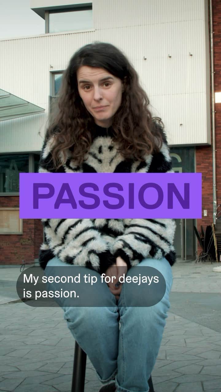 イーストパックのインスタグラム：「If you dream of becoming a DJ, Rrita Jashari’s tips and tricks might just give you the confidence boost you need. ⚡Jashari is a DJ and music promoter. She recently hosted a series of workshops for aspiring FLINTA DJs, curated by @eastpak, @abconcerts & @entree.brussels.」
