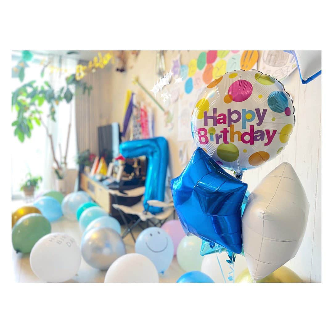 三倉佳奈さんのインスタグラム写真 - (三倉佳奈Instagram)「息子7歳になりました🎂  小学生になって初めての誕生日。 この日が来るのをずっとカウントダウンしながら楽しみにしていて、 「ママ、飾り付けの風船は青とか緑系で、いっぱいがいい！」 「パーティのごはんはカレーね！」「サラダはレタス無しね」 など、色々細かくリクエストがありました😂  娘と一緒に、飾り付けやお手紙など数日前から準備🙌🏻 その甲斐あって喜んでくれて、良い誕生日会になりました✨  小学校生活、毎日色んなお友達の話をしてくれて、楽しみながら頑張っているようです🏫 成長を焦らず、引き続きのんびりと。一番近くで彼の歩みを見守っていきたいと思います☺︎  #7yearanniversary #myson」4月28日 23時50分 - kana_mikura0223