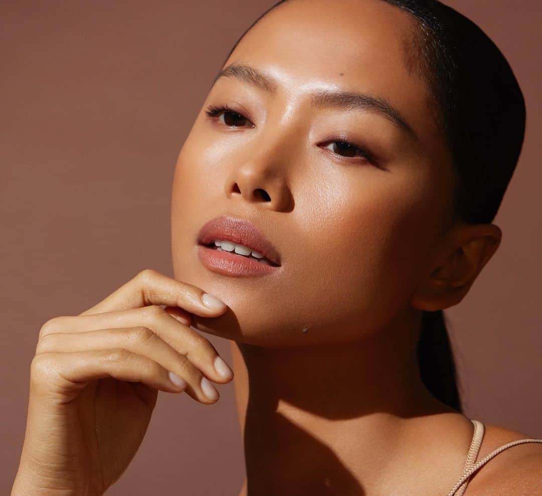 Motives Cosmeticsのインスタグラム：「Effortlessly radiant ✨ Update your makeup routine for warmer days with our iconic essentials.」