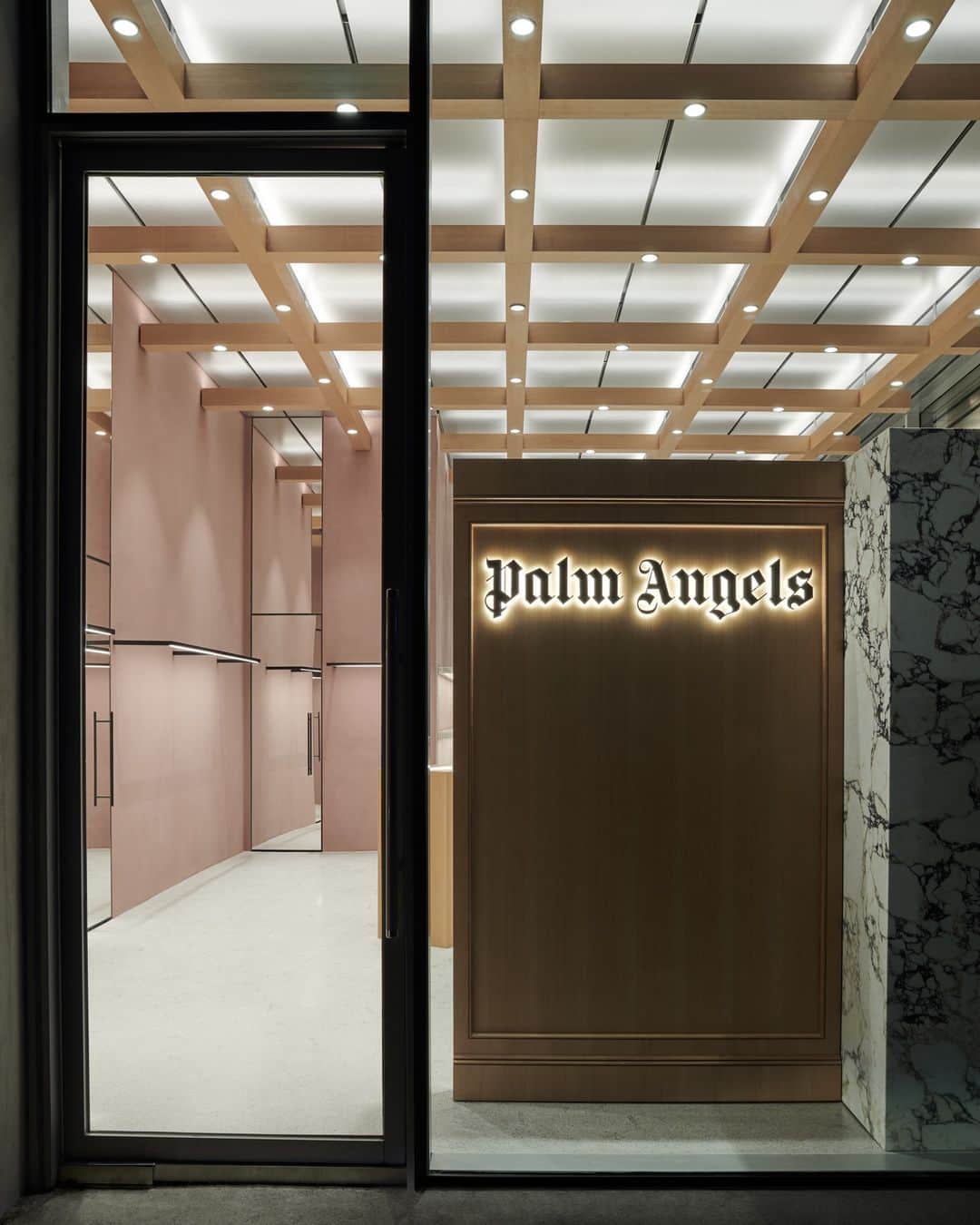 パーム・エンジェルスのインスタグラム：「Palm Angels boutique opening in Seoul.  Following the international development plan of the brand, Palm Angels is bringing to Korea its distinctive style.」