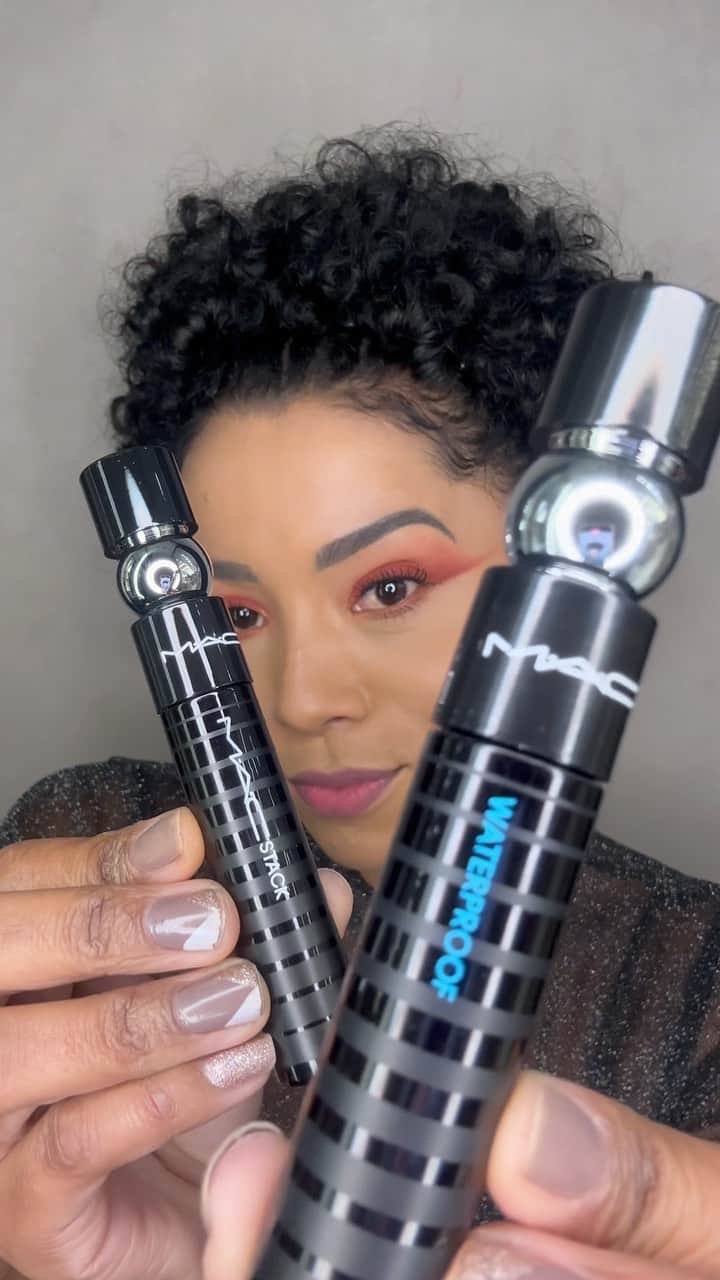 M·A·C Cosmetics BRのインスタグラム：「A @vanessadsrmakeup comprova ✅ A NOVA M•A•CStack Waterproof entrega um SUPER volume, MUITO alongamento e camadas completamente à prova d’água e de qualquer borrão 💦, mantendo sua make intacta em qualquer ocasião 😍  Toque na tela e garanta a sua.   #ParaTodoMundoVer: no vídeo aparece a @vanessadsrmakeup aplicando a nova máscara M•A•CStack Waterproof nos cílios, ela passa o dedo e demonstra em diversos ângulos o quanto os cílios se alongam e a máscara não borra e nem transfere.   #Regram @vanessadsrmakeup #MACStackWaterproof #Transferproof #Waterproof」