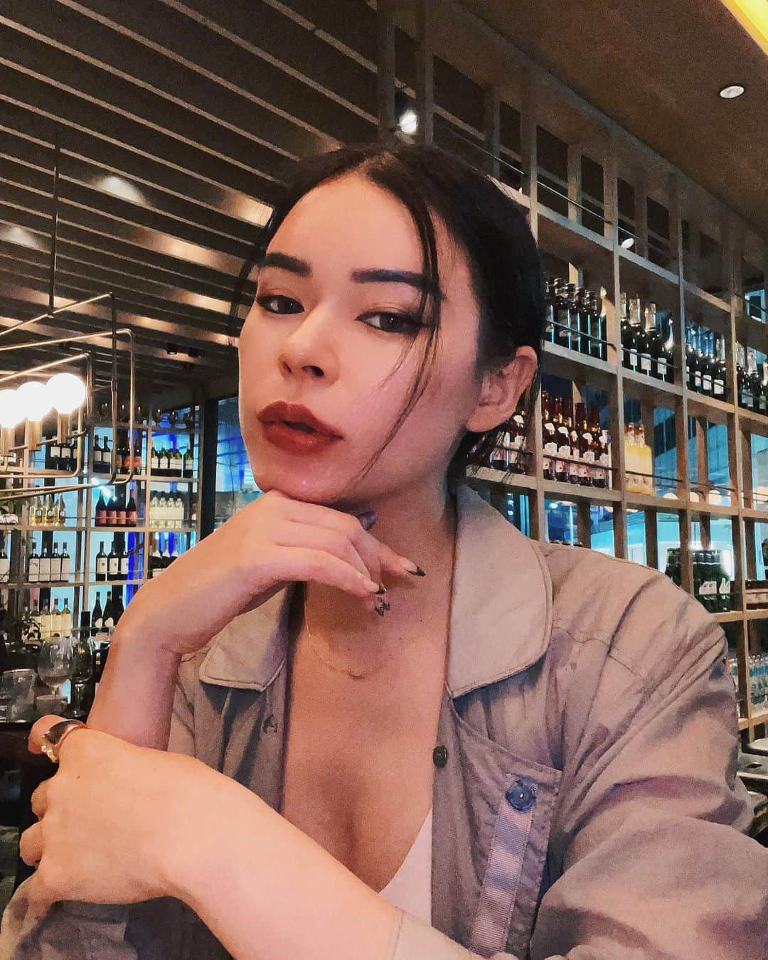藤川ありすのインスタグラム：「花粉で荒れまくった肌が最近行ってる エステのおかげで肌の調子が良くなりました。 信頼してる美容科の友達が紹介してくれた下北にある老舗で オーナー社長のレイコ先生が48年やってるサロンです。 何かあったら駆け込むくらい最近1番信頼してます。 ぜひみんなも肌に悩んでたら行ってみてください。 赤みが鎮静される美容液と、そのまま寝てもいい リキッドファンデがとても良くてオススメ。 紹介してくれた @yuika_matsuda.official 氏に感謝♡  @reybeautystudio_official  #エステ #アンチエイジング #花粉肌荒れ #花粉症 #肌質 #下北沢」