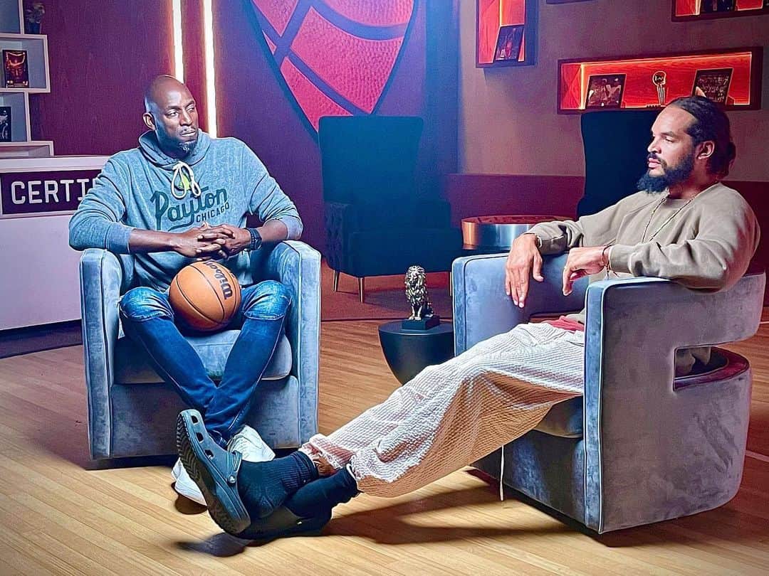 ジョアキム・ノアのインスタグラム：「Had the opportunity to sit down with KG and chop it up for @kgcertified on @shobasketball .   A lot of people love discussing our battles but it was important for me to have that conversation with KG myself.   There is no love in battle in between those lines. But I’ve learned that outside those lines nothing matters more then respect, community and growth. Conflict resolution is a powerful tool and there are a lot more important things in life then basketball rivalries. I hope we were able to show that.   Shout to KG and his team for having me and doing this.」