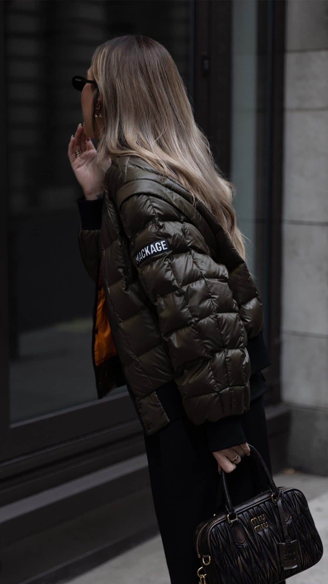 マッカージュのインスタグラム：「@hannahlewisstylist wearing Mackage’s ANI, a 2-in-1 packable bomber jacket tailored from recycled E3-Lite shell and insulated with recycled nano down.     #MACKAGE #MONDEMACKAGE」