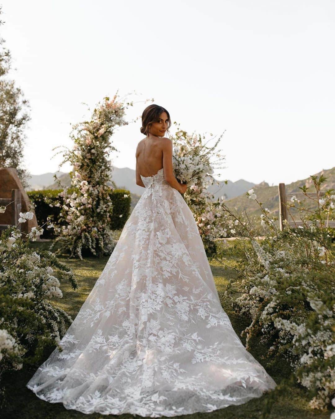 Monique Lhuillierのインスタグラム：「All eyes on her 🌸 #moniquelhuillier #mlbride」