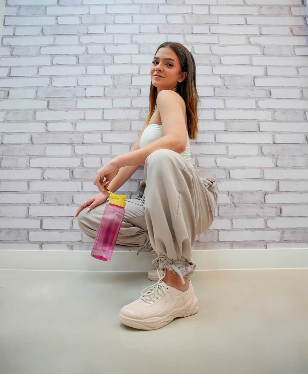 メリッサのインスタグラム：「As hidratadas andam comigo 😙 ⁣ Já conferiu as minhas novidades, mô? A @melissamelmaia⁣ já garantiu a #MelissaBurnSneaker e a #MelissaSqueeze 🥰 ⁣ Lembrando que nas compras acima de R$249,90 no #ClubeMelissa e na Galeria Melissa SP você ganha a minha garrafa exclusiva. ⁣ *Promoção disponível enquanto durarem os estoques, não válida para produtos em liquidação.」