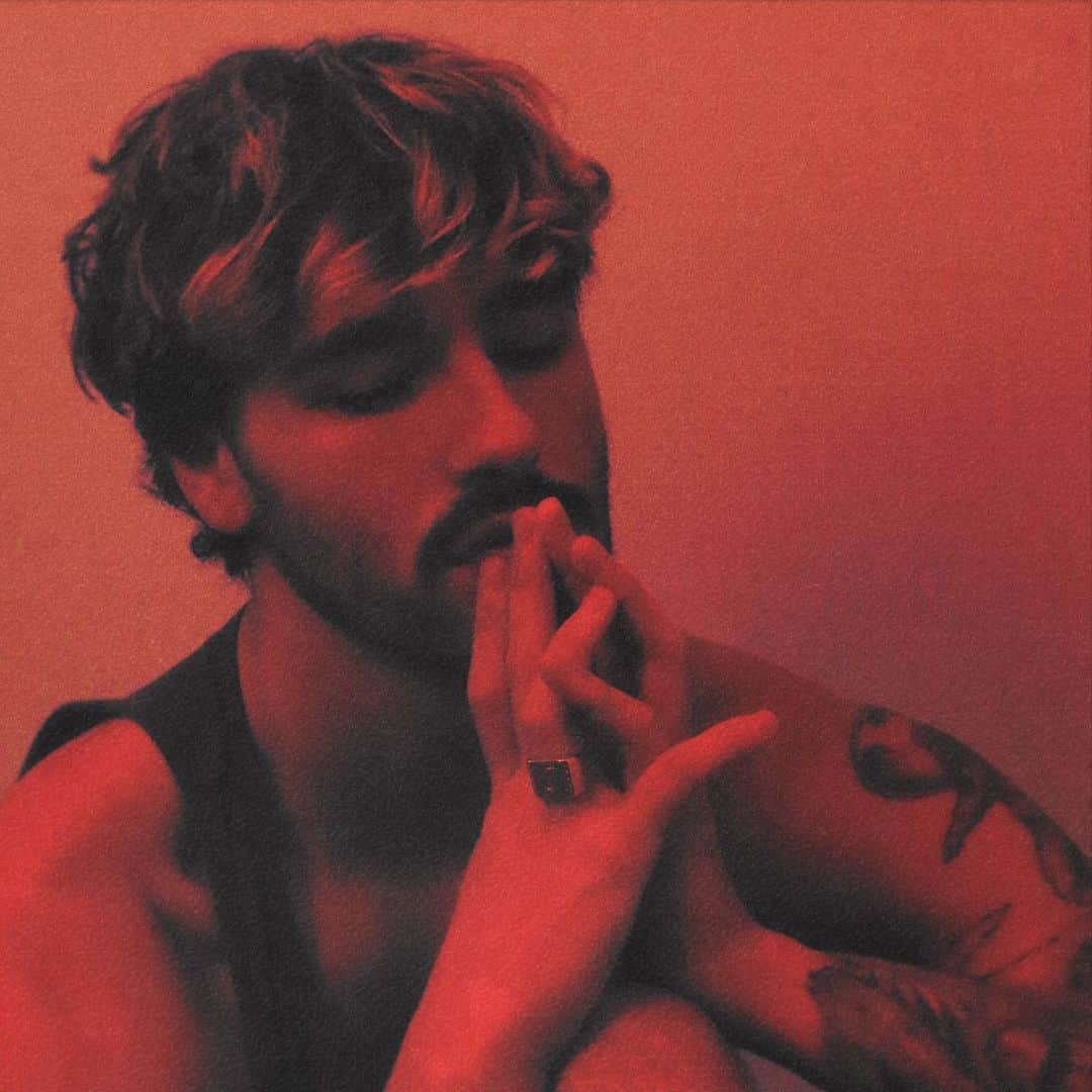 ジェイコブ・ホワイトサイズのインスタグラム：「5 years, 4 months, and 21 days ago i wrote a song in my garage that will forever have a special place in my heart.. “how you loved me” is now yours 🧡♥️」