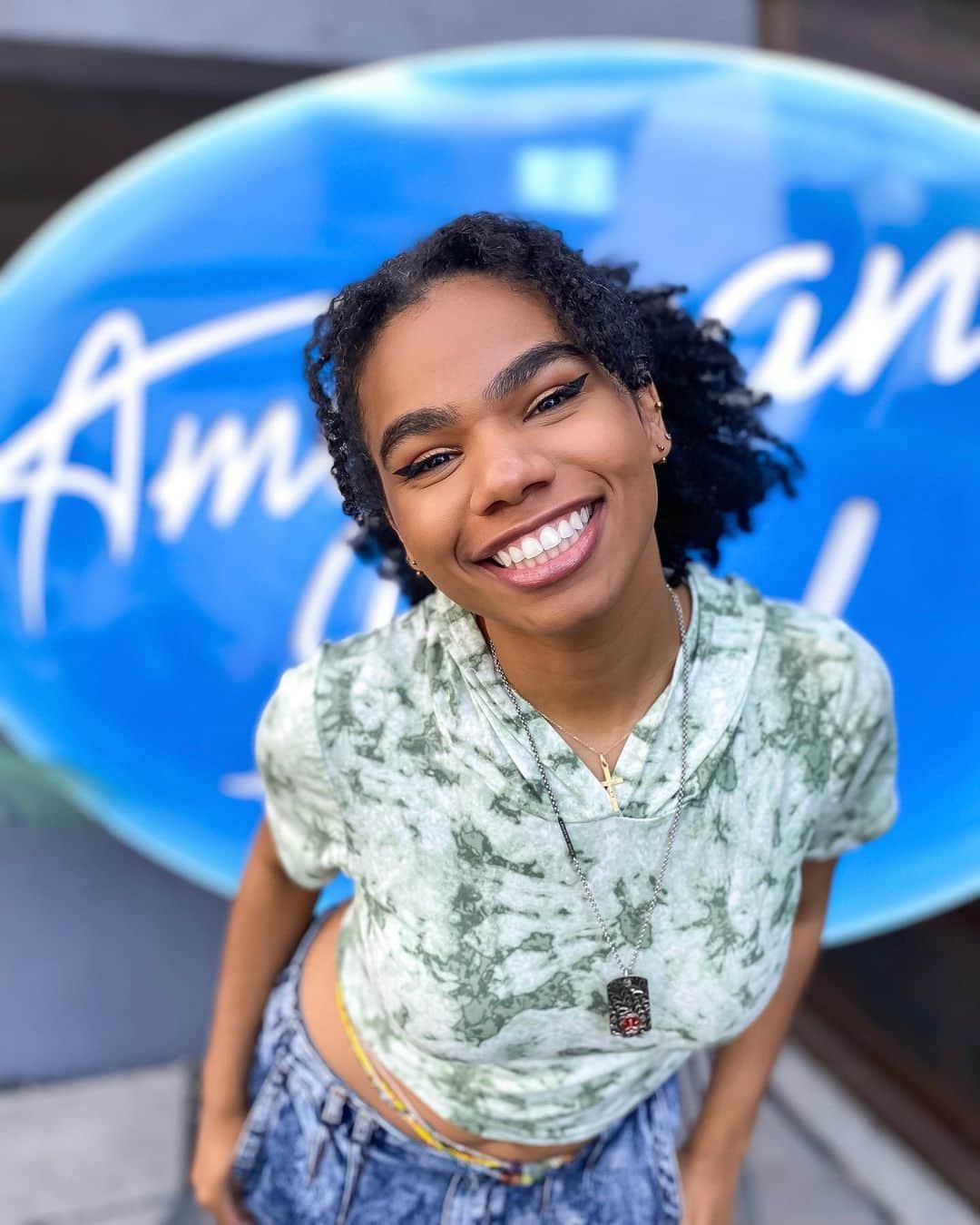 American Idolのインスタグラム：「Beaming! 🔆💙🔆 Their IDOL journey continues Sun. + Mon. LIVE coast-to-coast at 8e/5p!」