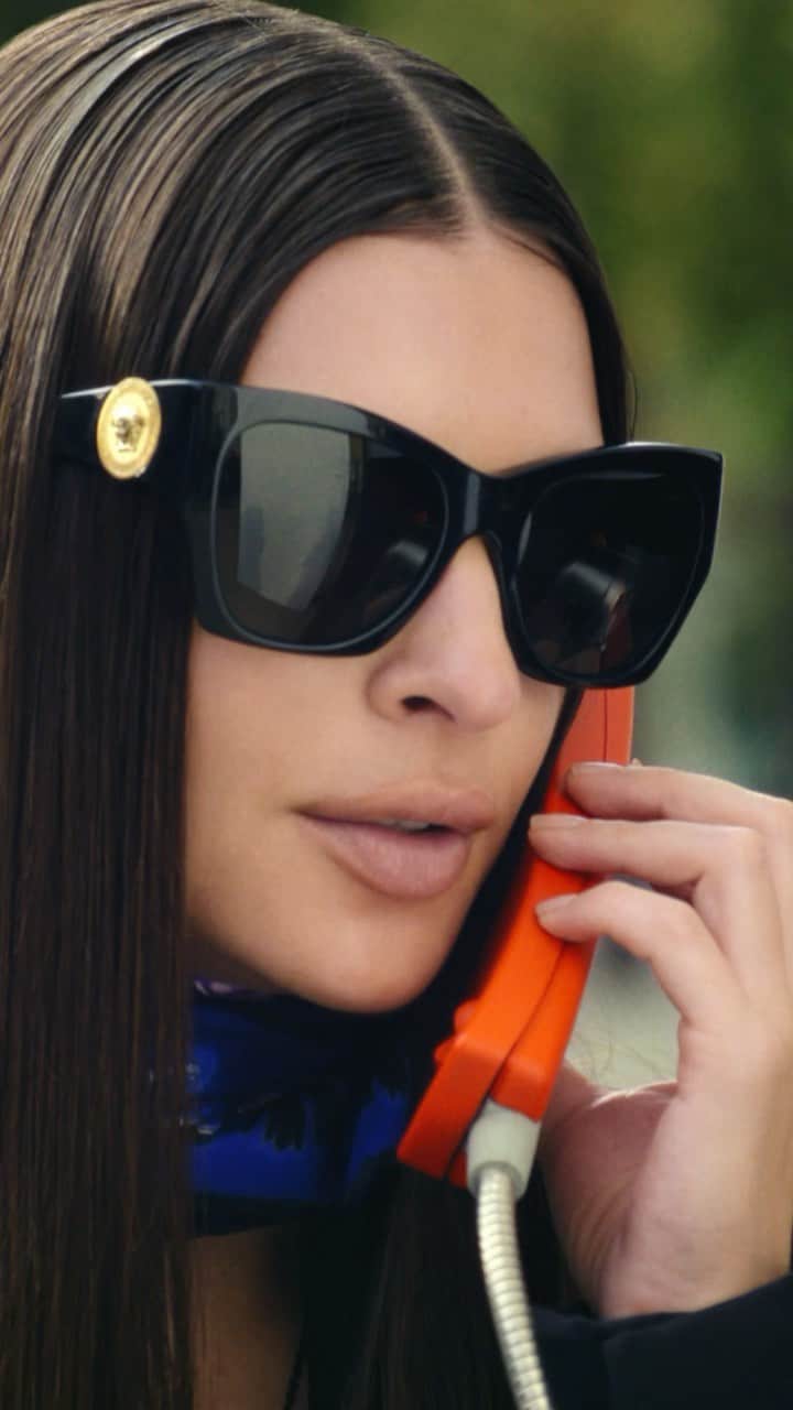 ジャンニヴェルサーチのインスタグラム：「Versace Eyewear Spring-Summer 2023  Now at Versace.com via the link in bio  #VersaceSunglasses #VersaceEyewear」