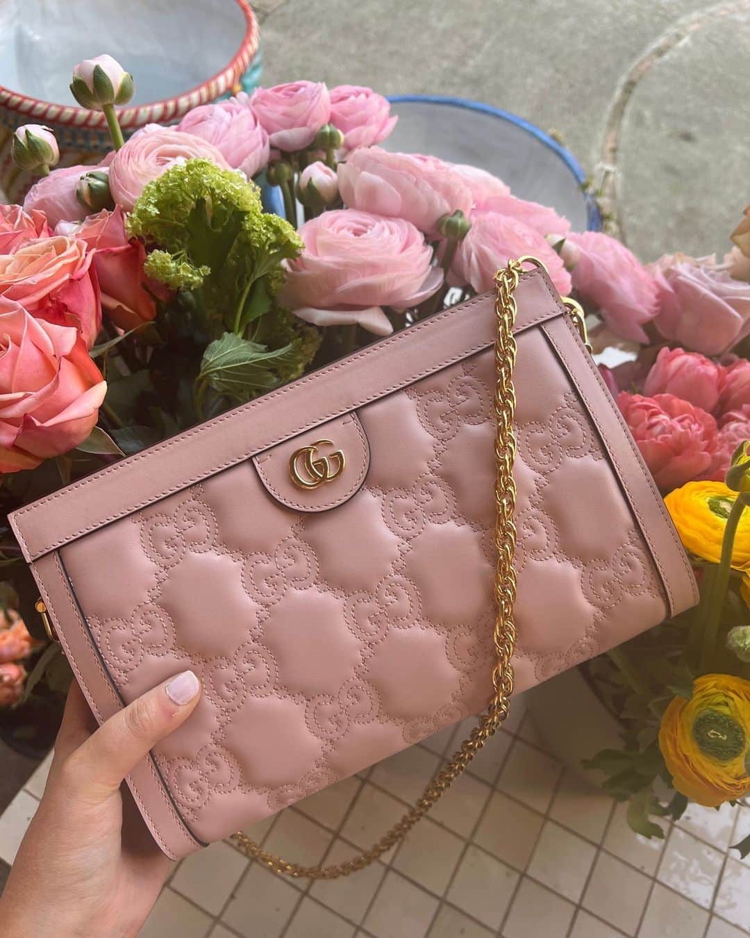 Harrodsのインスタグラム：「The best accessories adapt to your plans. #Gucci’s GG Matelassé bag can be worn as a crossbody, shoulder bag or clutch depending on the occasion – making it a strong contender for this summer’s top style investment 🌸  Find Luxury Accessories on the Ground Floor, at harrods.com and through our Personal Shopping service.  #Harrods #HarrodsFashion」