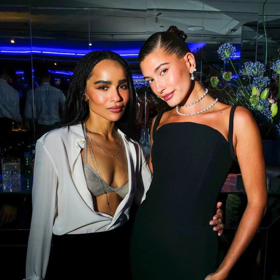 Vogue Beautyさんのインスタグラム写真 - (Vogue BeautyInstagram)「@haileybieber, @zoeisabellakravitz and more stars hit the town for the unveiling of the four-year-long renovation of @tiffanyandco’s famed NYC flagship (now known as "The Landmark”). Tap the link in our bio to take a closer look into last night's event.」4月29日 0時02分 - voguebeauty