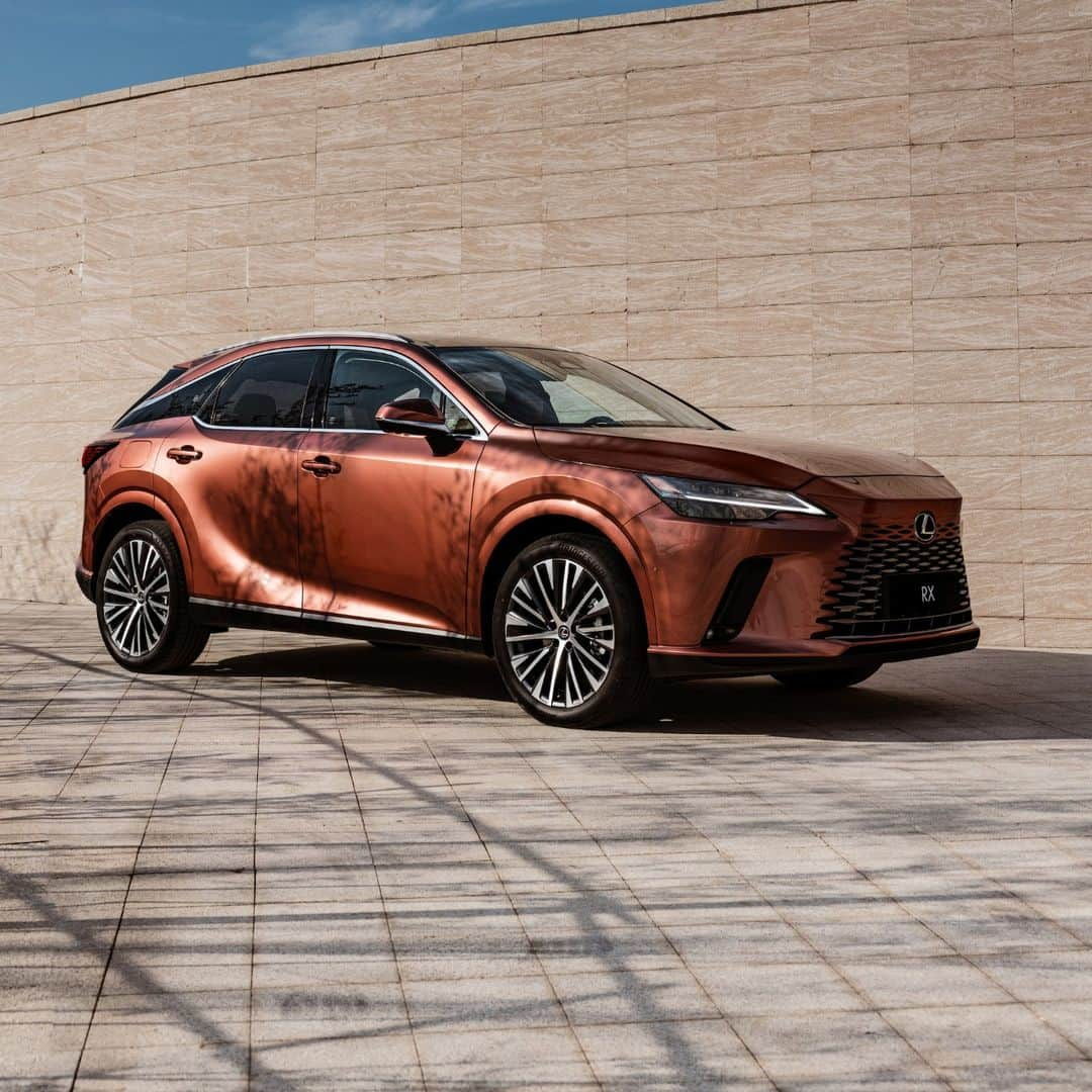 Lexus UKのインスタグラム：「Designed to be admired. #LexusRX」