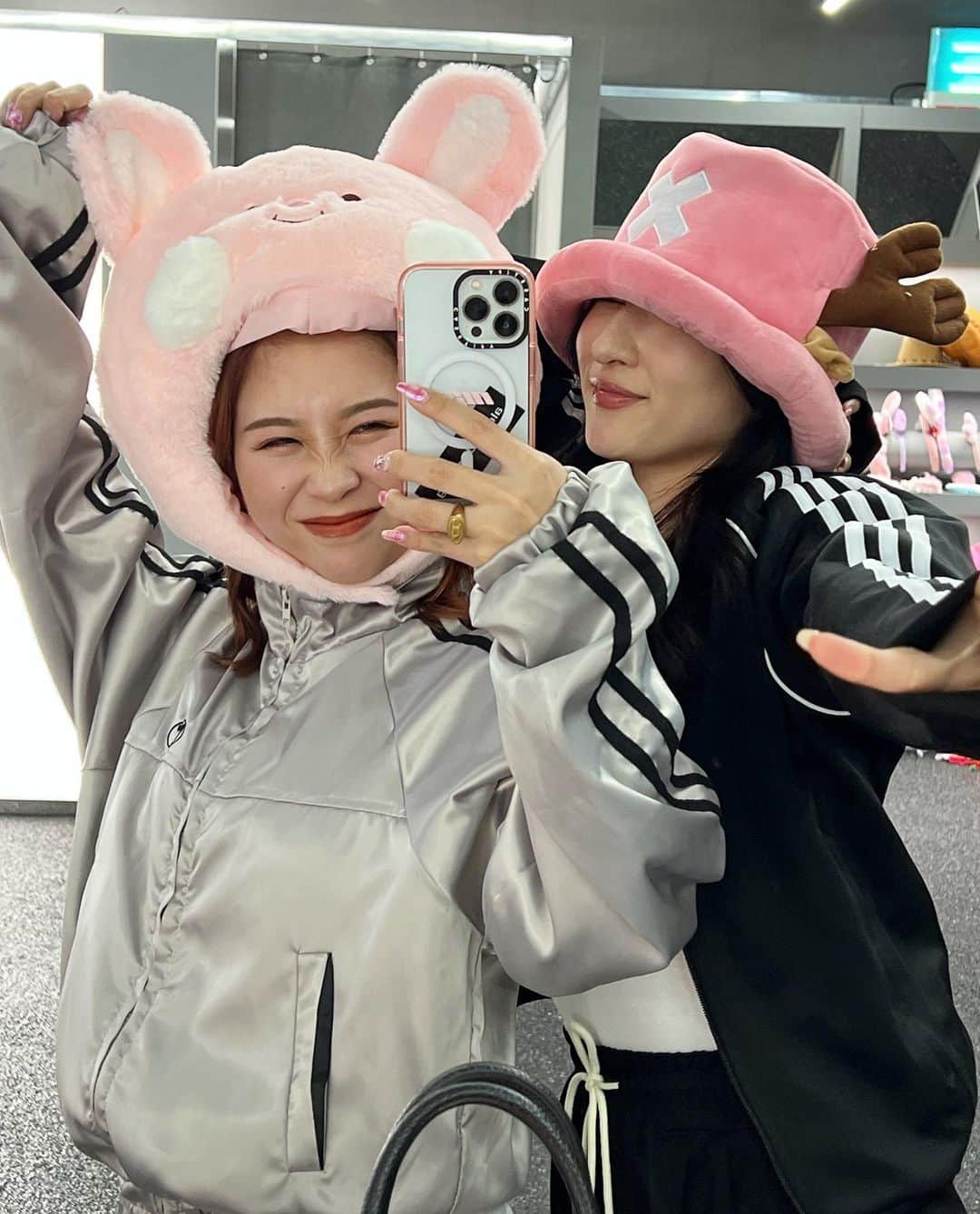 ヒロタナギサのインスタグラム：「_  Everyday プリクラしてた韓国🇰🇷笑  photograyのスタジオが 可愛い被り物いっぱいあって、 ほろ酔いで写真撮りまくってた日🐇笑  #nagisatrip  #韓国旅行 #韓国プリクラ」
