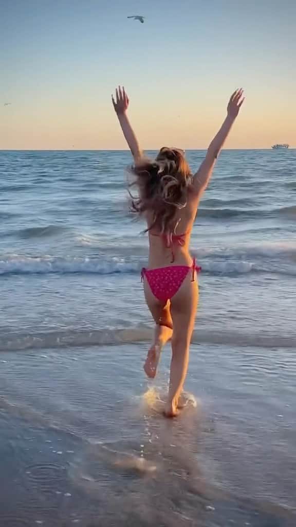 エアロポステールのインスタグラム：「The beach hits different in Aero swimwear 😏 🌊 #WearAero」