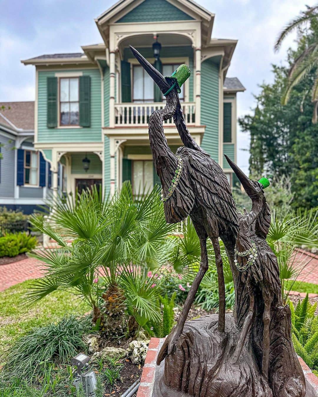 Live To Exploreさんのインスタグラム写真 - (Live To ExploreInstagram)「One of my favorite activities on Galveston Island was my self-guided tour around the island in a Model-T golf cart from @carriagehausrentals It was so relaxing. I spent the morning admiring the beautiful homes and wooden art sculptures in the yards and gardens. The island used to have magnificent oak trees lining the streets forming canopies. In 2008 Hurricane Ike uprooted thousands of these trees, killing them. Homeowners decided to create beauty from the destruction and hired sculpture artists to carve art from the dead tree trunks. The sculptures are spread across the island and are a moving symbol of rejuvenation.   Have you had an opportunity to see them?   🎥: flos_favorites  #lovegalveston #visitgalveston #usa #galvestontexas」4月29日 0時14分 - welivetoexplore