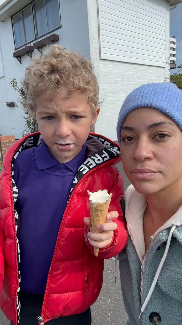 クーシュ・ジャンボのインスタグラム：「They give you ONE f-ing napkin 😆🍦🛁 #happybankholidayweekend」